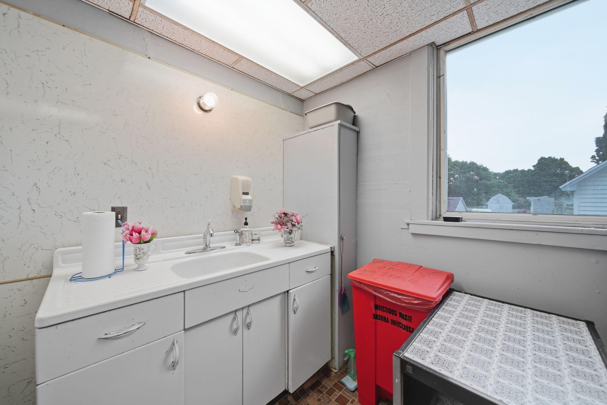 106 E Commercial Street Property Photo 13