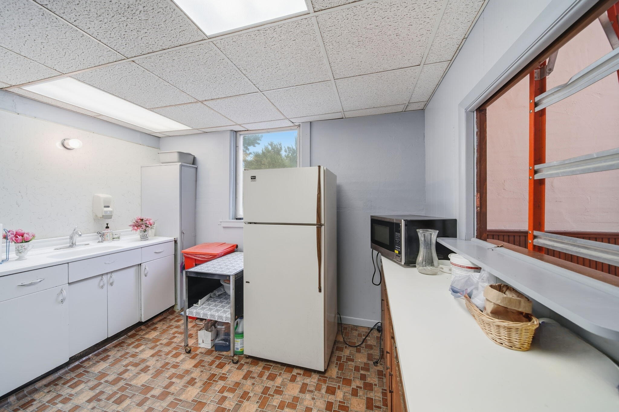 106 E Commercial Street Property Photo 14