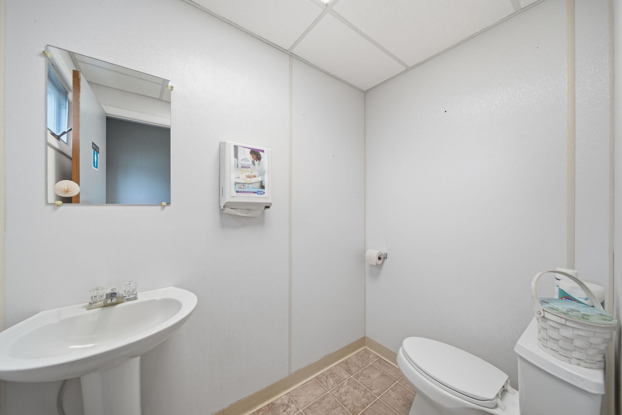 106 E Commercial Street Property Photo 17