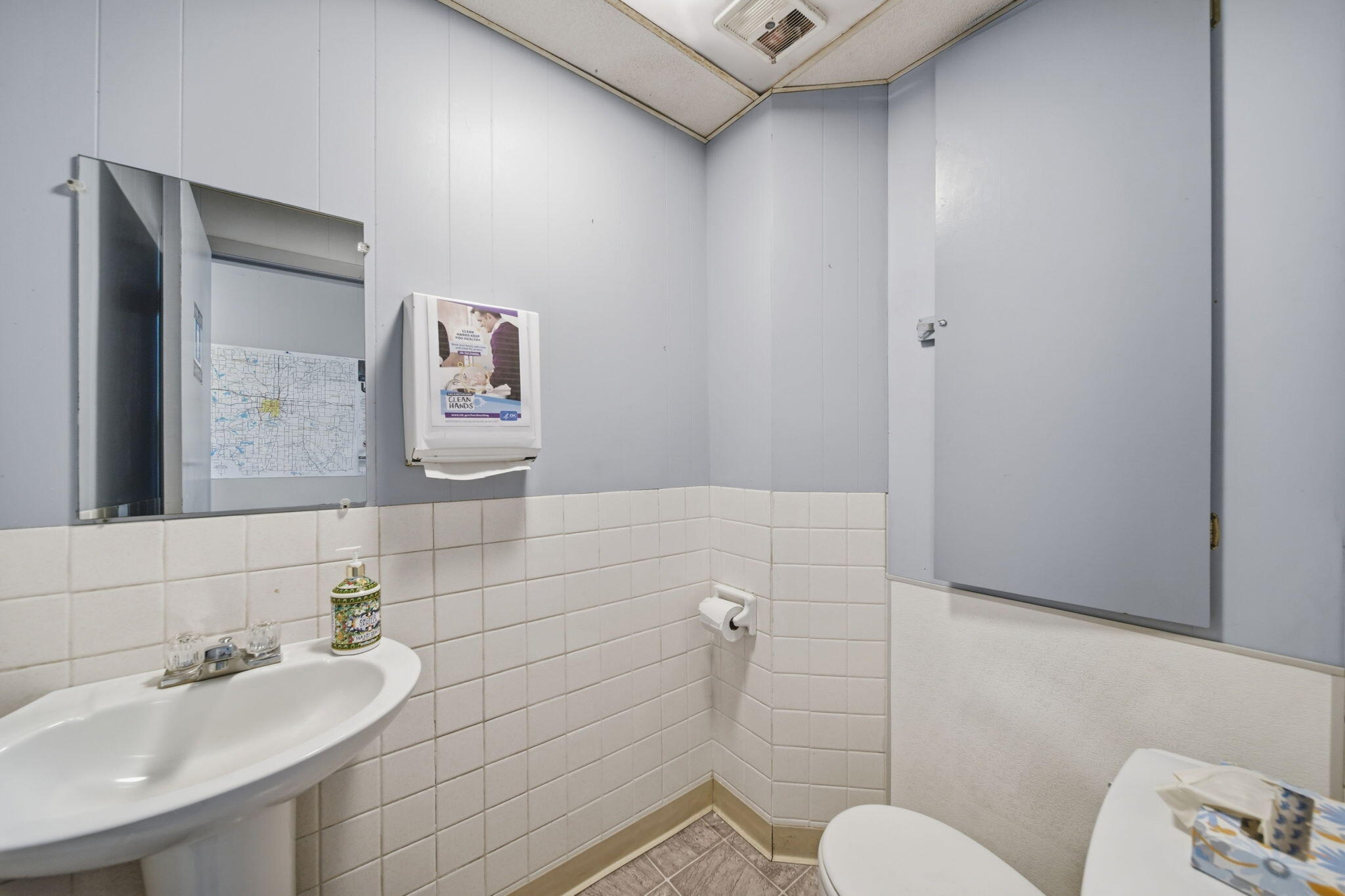 106 E Commercial Street Property Photo 18