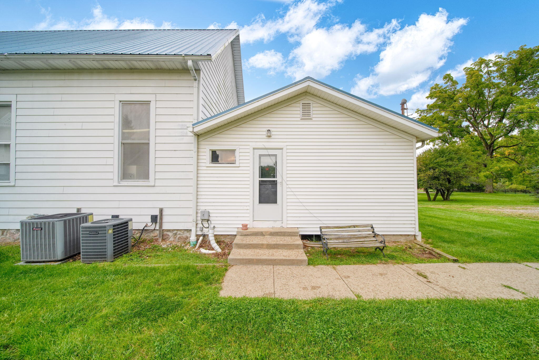 106 E Commercial Street Property Photo 29
