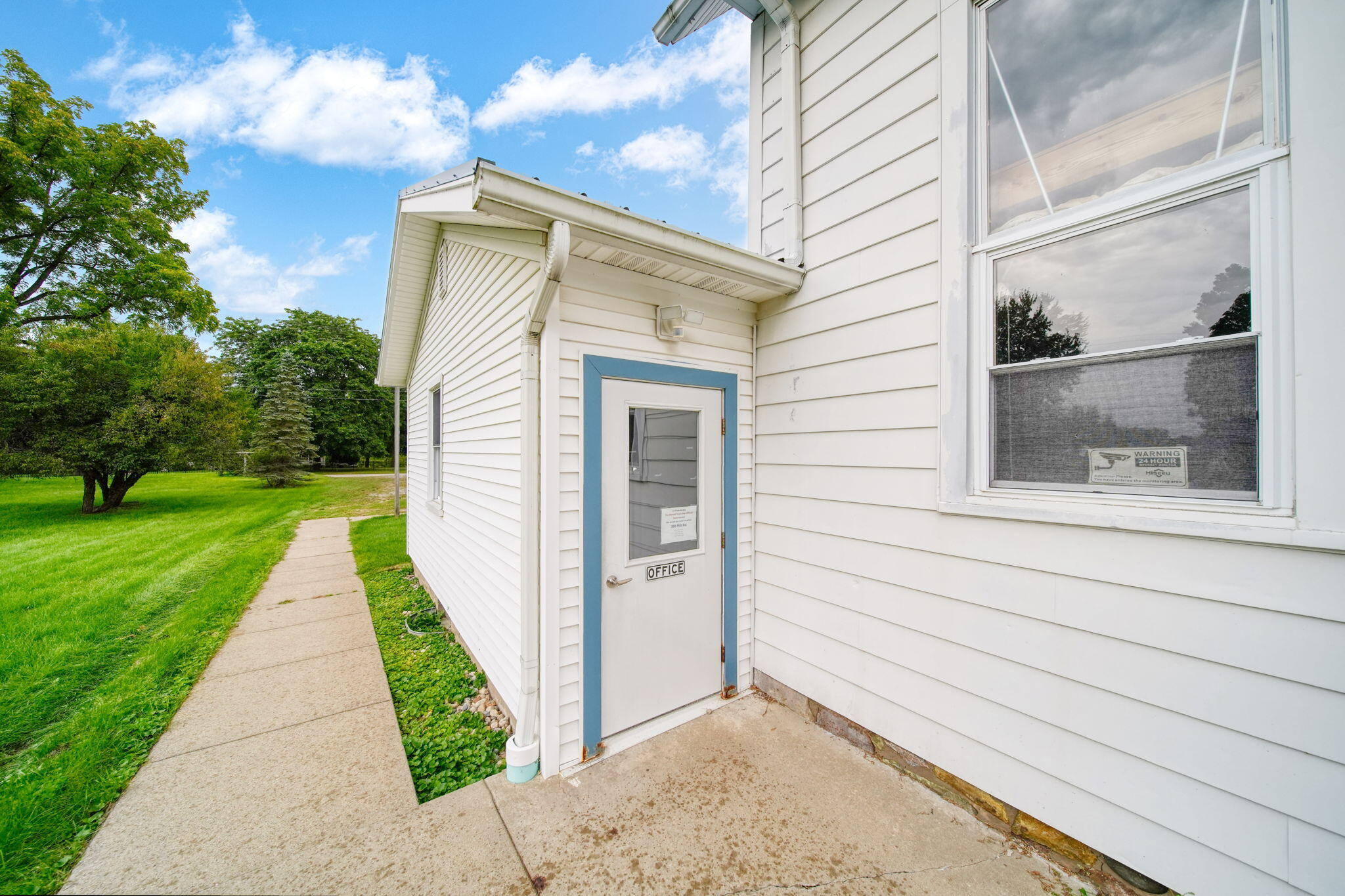 106 E Commercial Street Property Photo 34