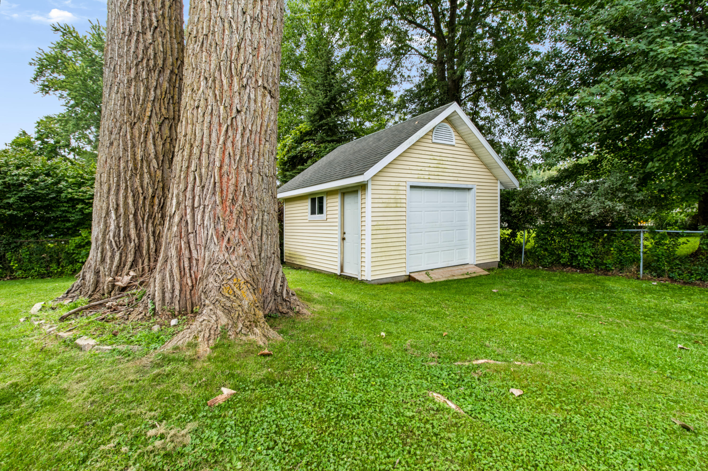 404 S Berrien Street Property Photo 32