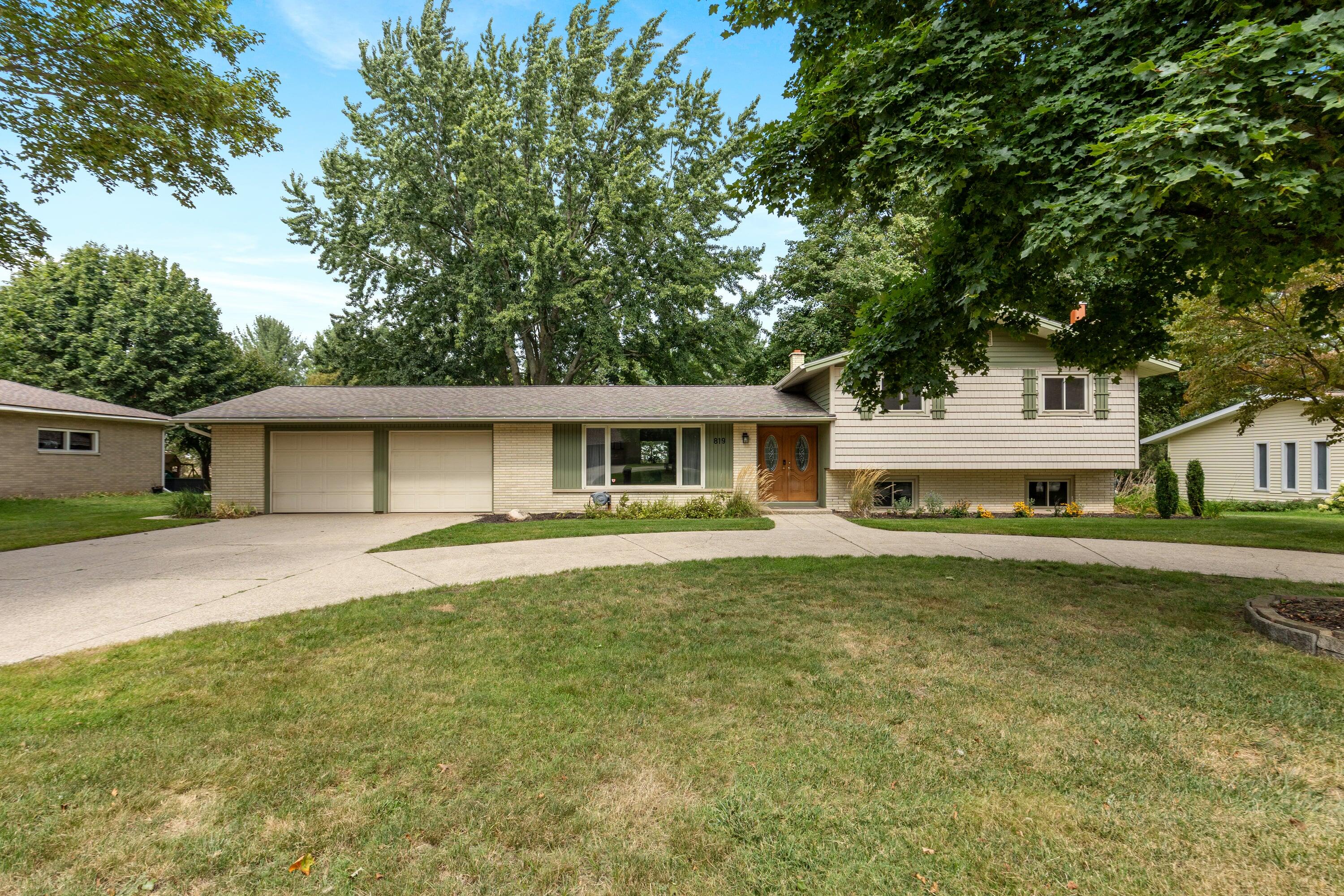 819 E Plainfield Court Property Photo 1