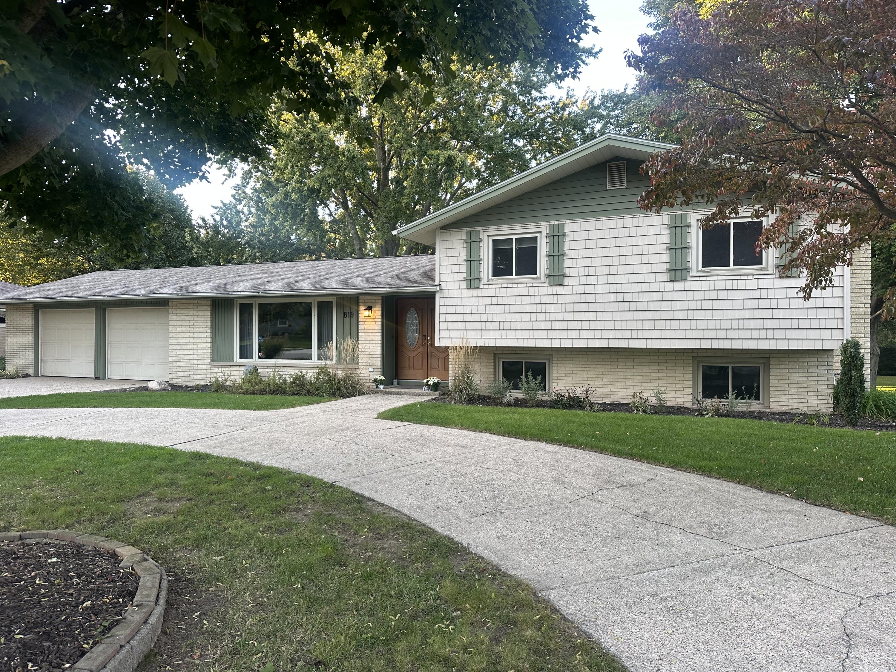 819 E Plainfield Court Property Photo 1