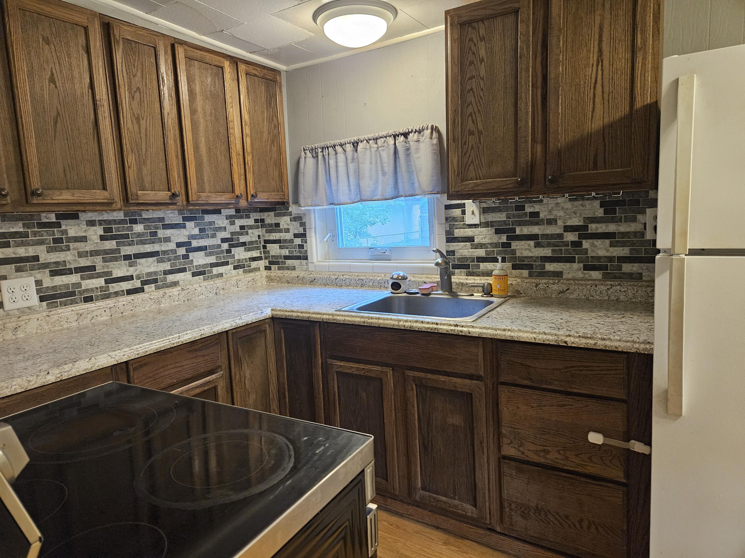 130 E Sycamore Street Property Photo 9
