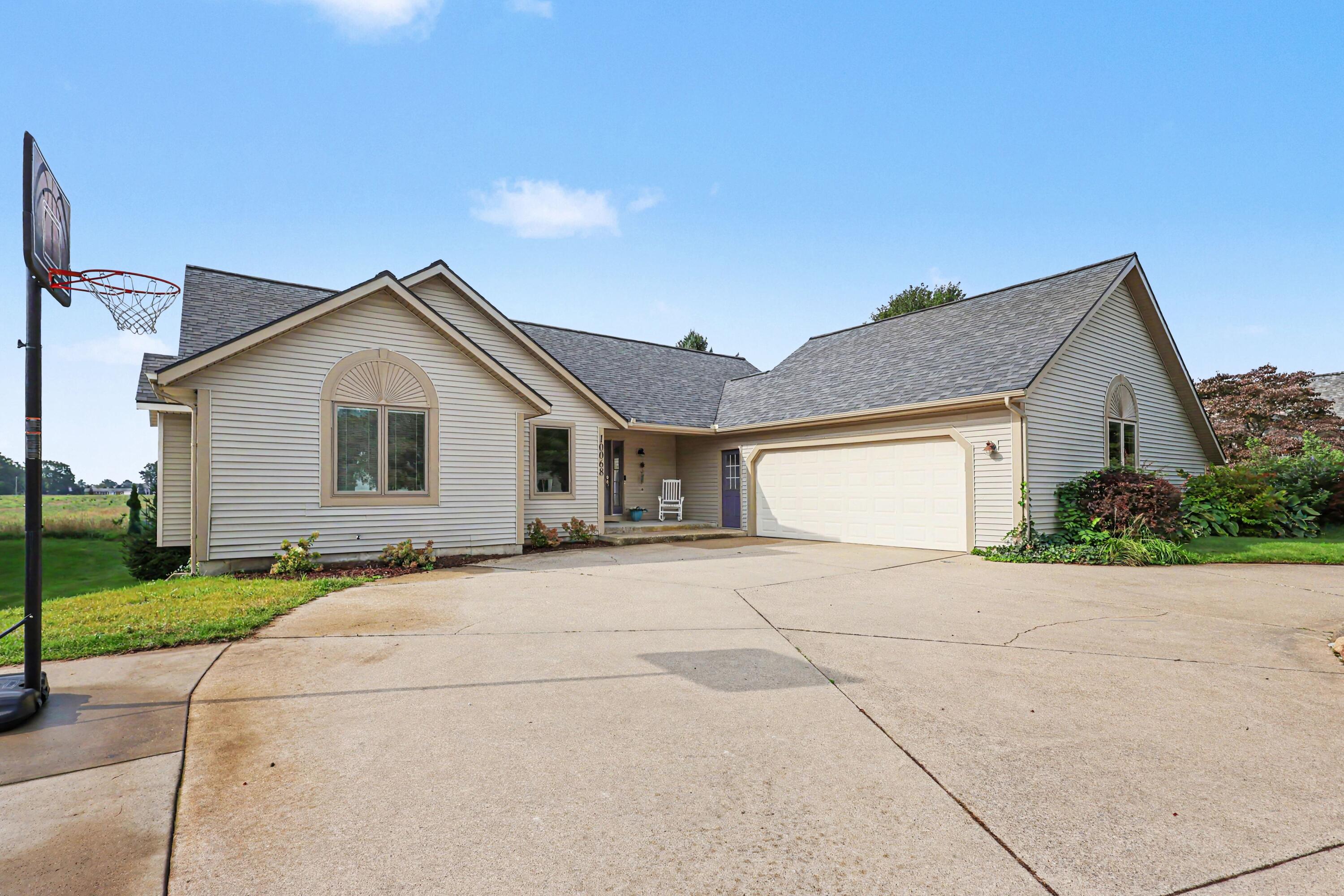 10068 Holiday Drive Property Photo 2
