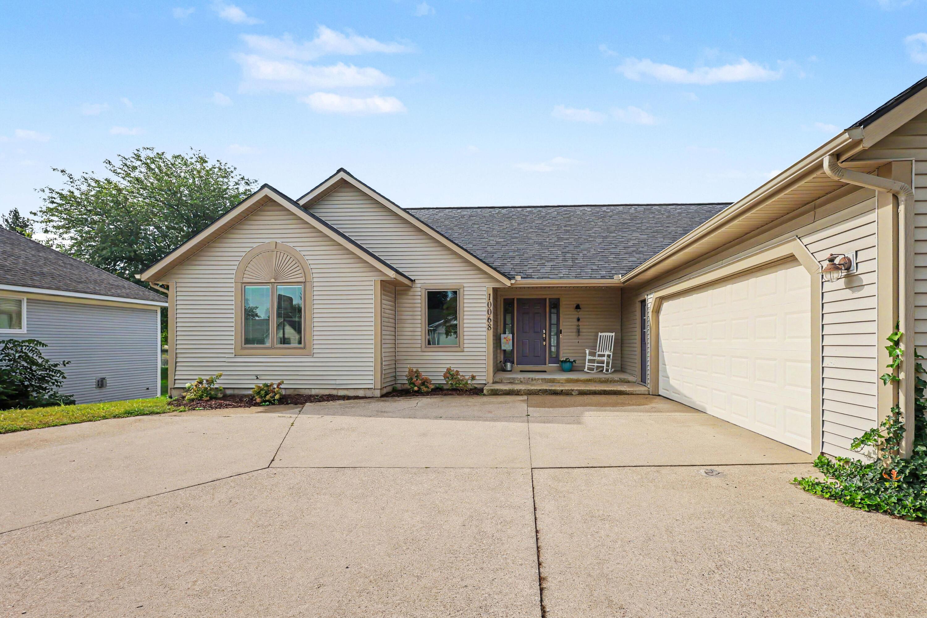 10068 Holiday Drive Property Photo 3