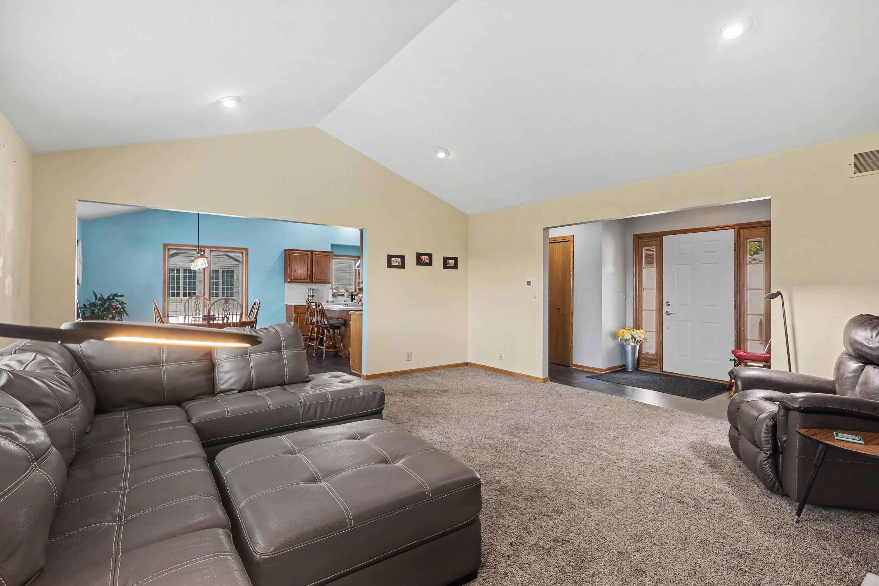10068 Holiday Drive Property Photo 6
