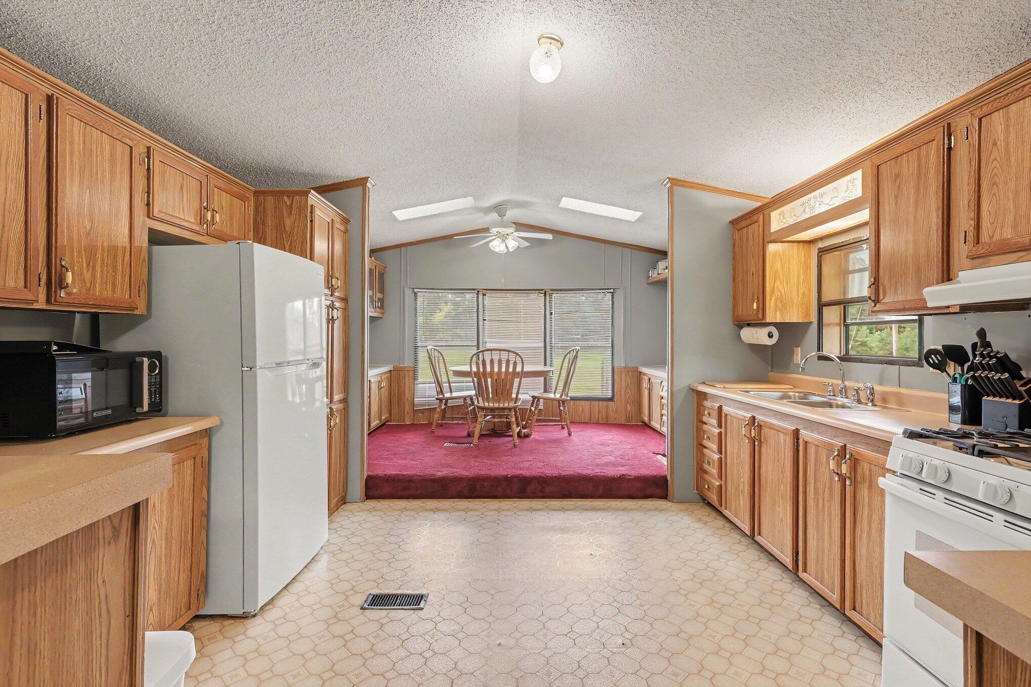912 S Bossett Road Property Photo 8