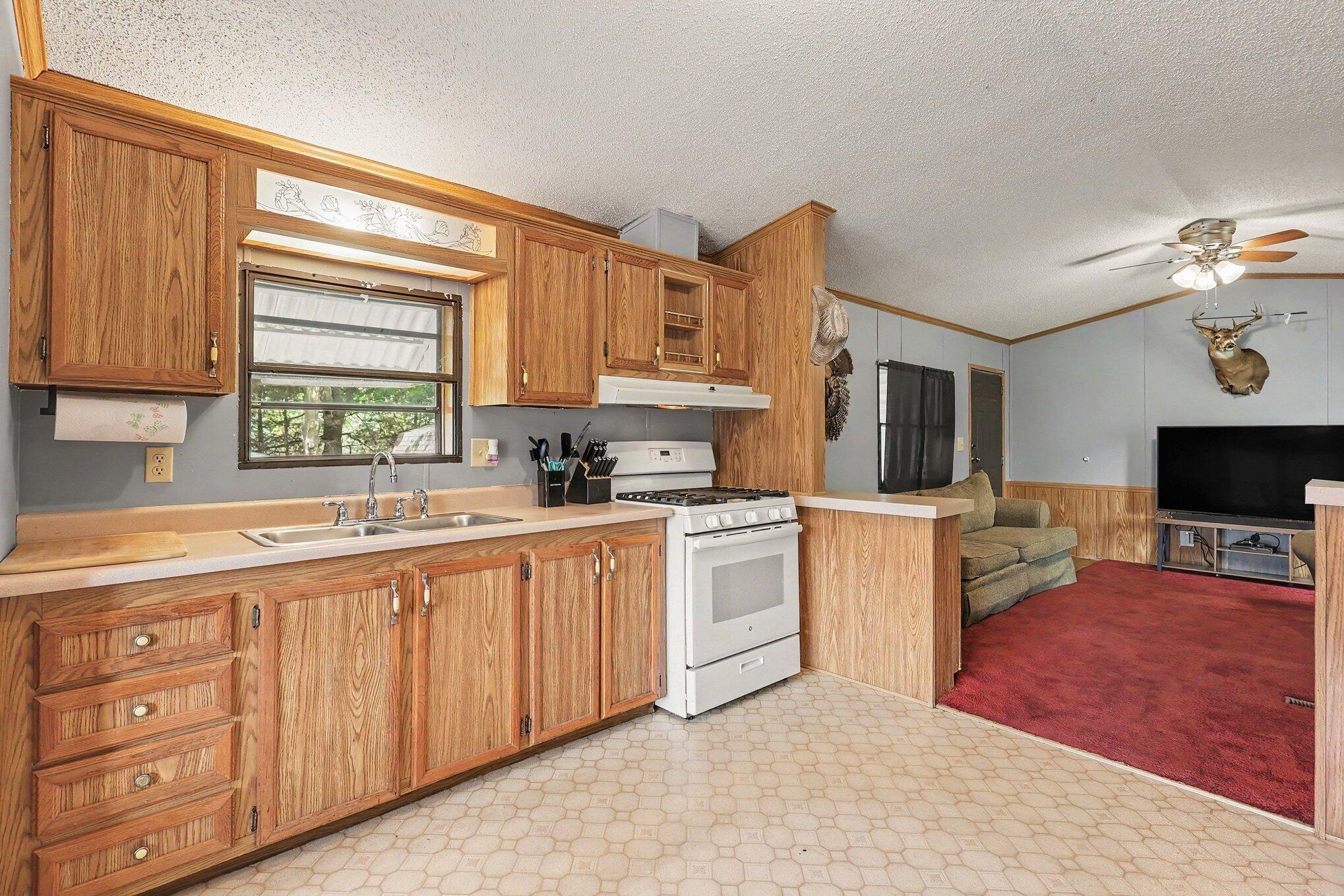 912 S Bossett Road Property Photo 11