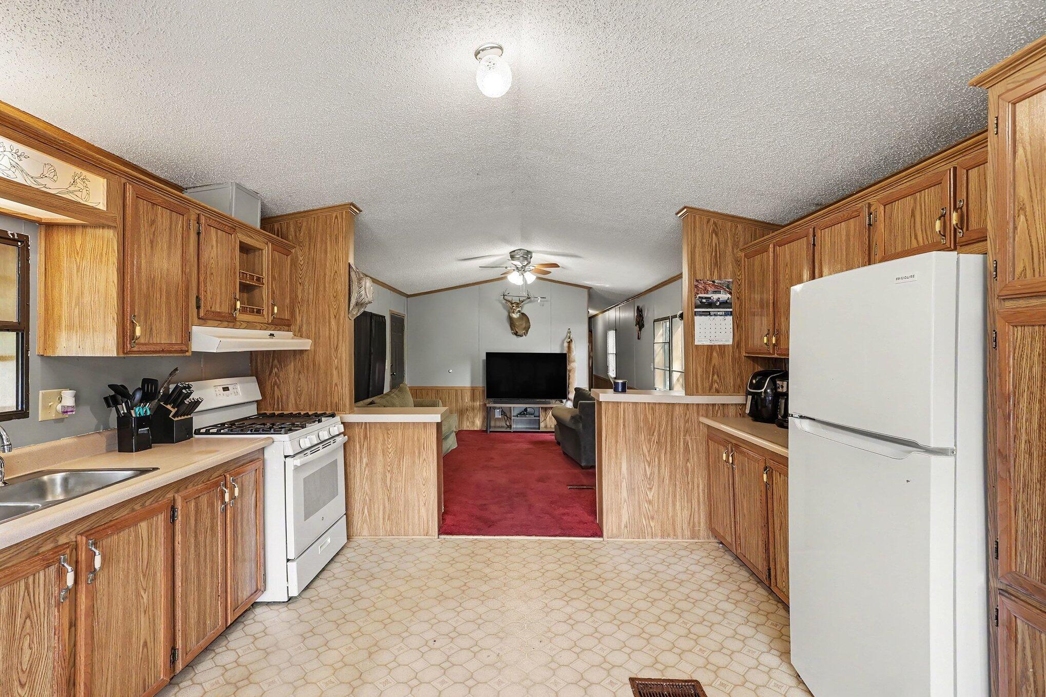 912 S Bossett Road Property Photo 13