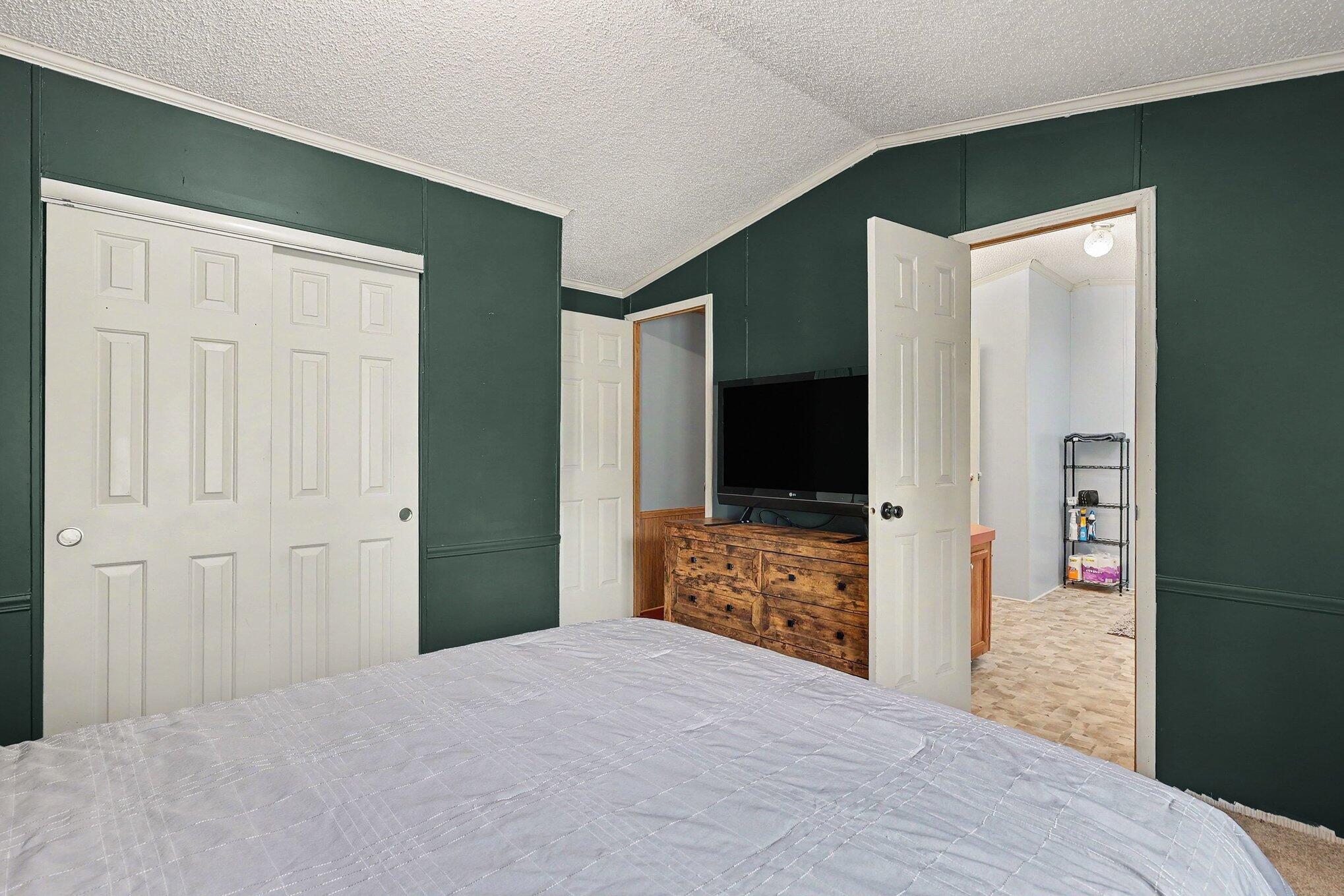 912 S Bossett Road Property Photo 16