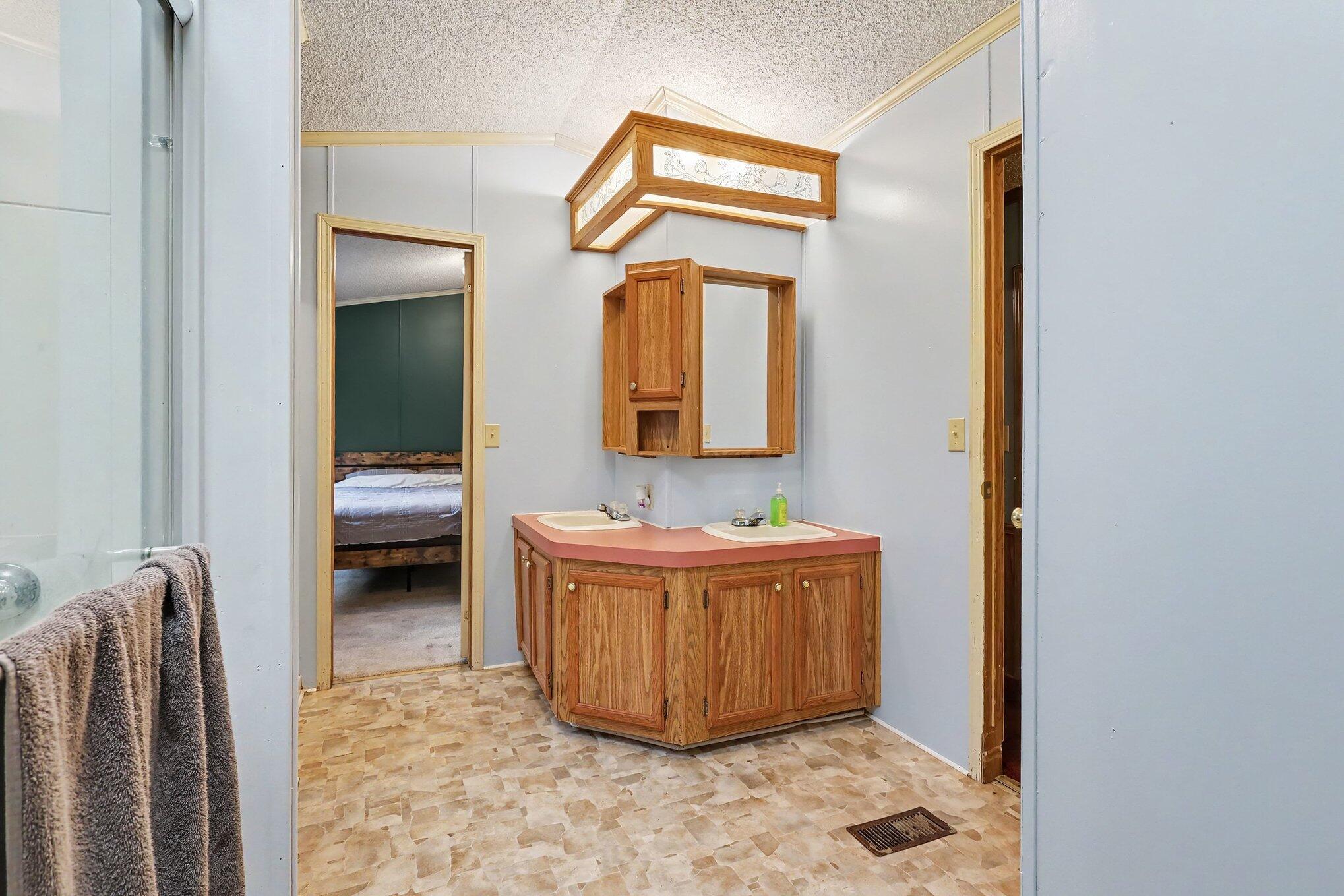 912 S Bossett Road Property Photo 18