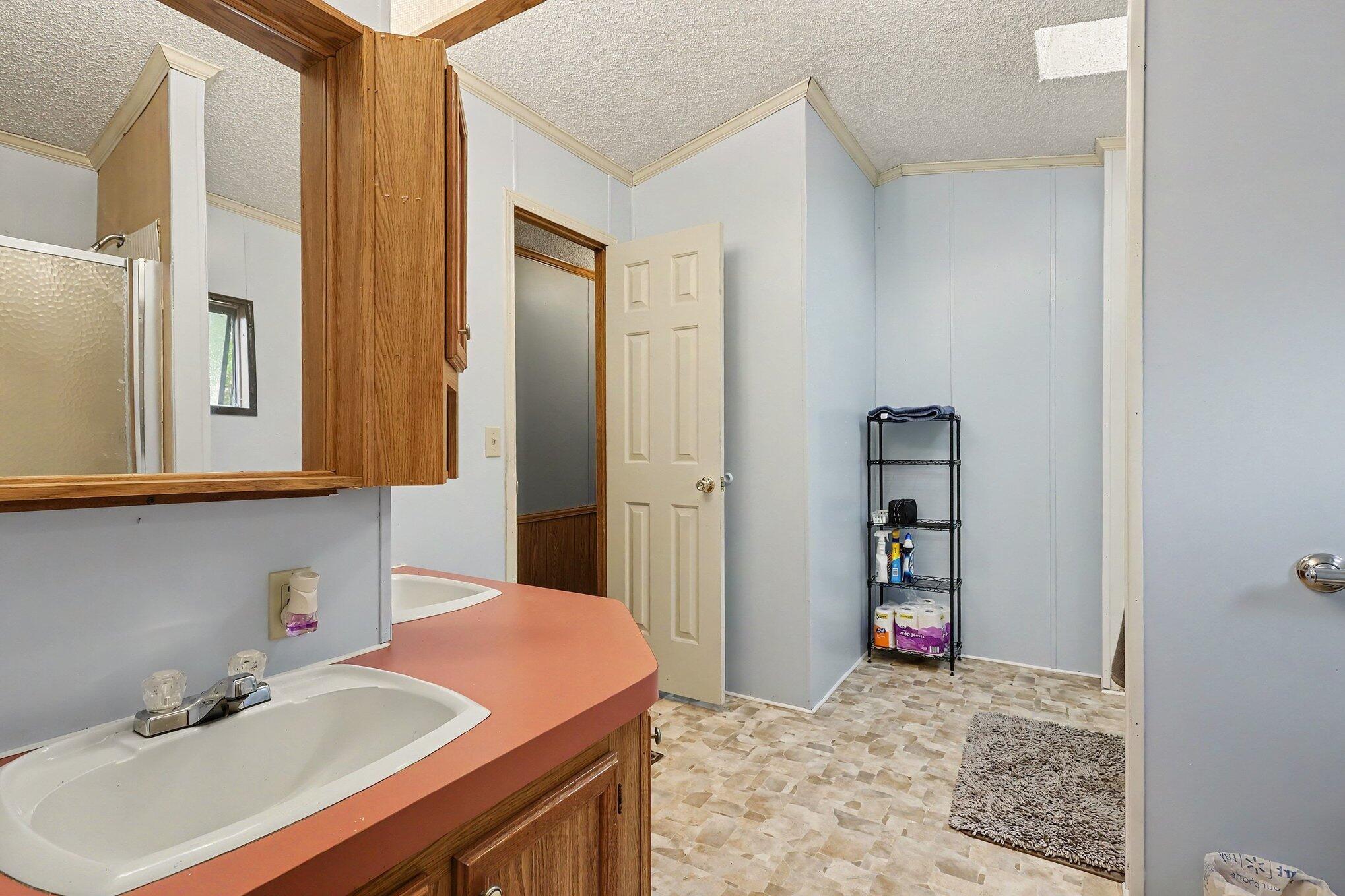 912 S Bossett Road Property Photo 19