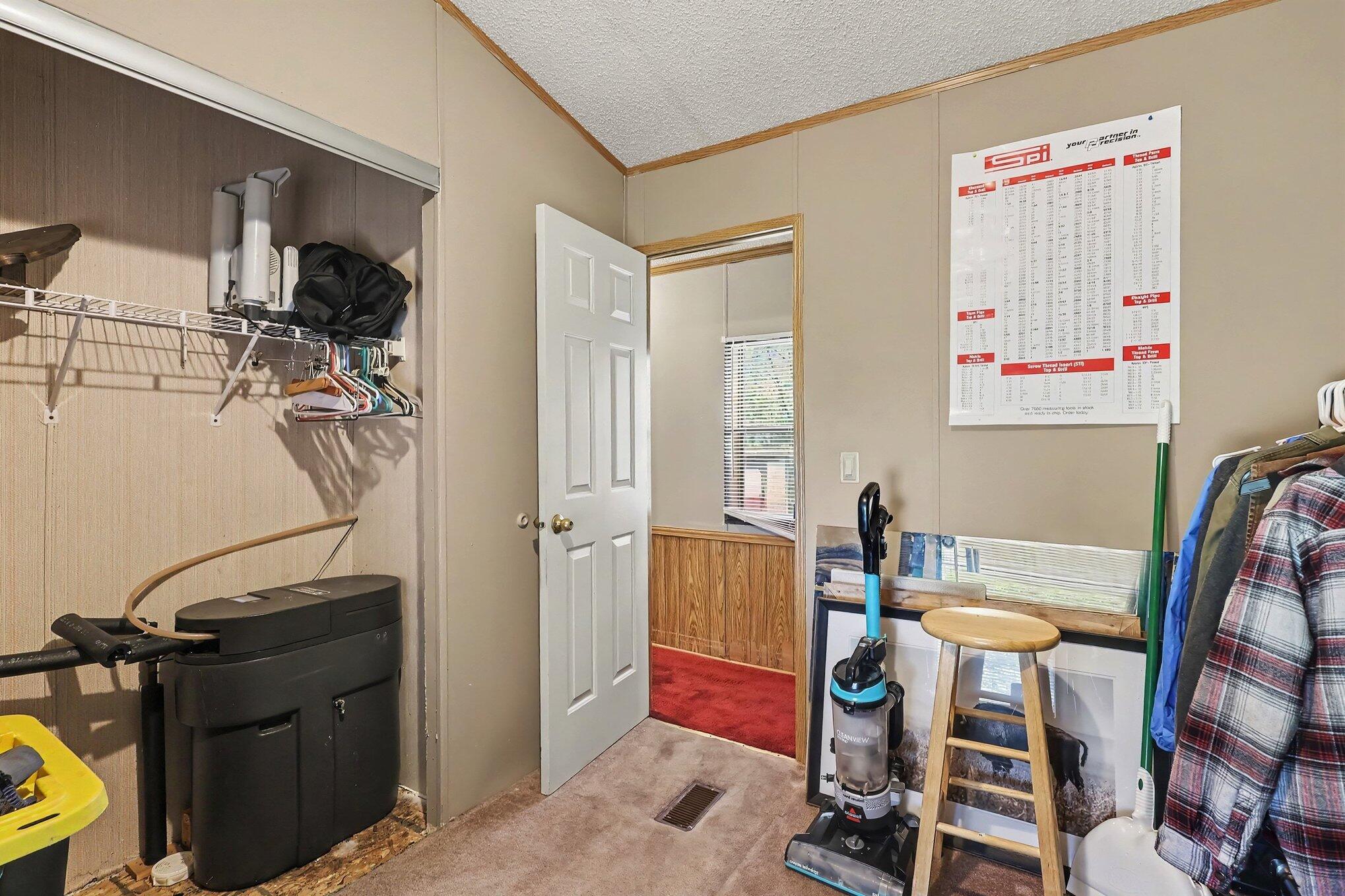 912 S Bossett Road Property Photo 21