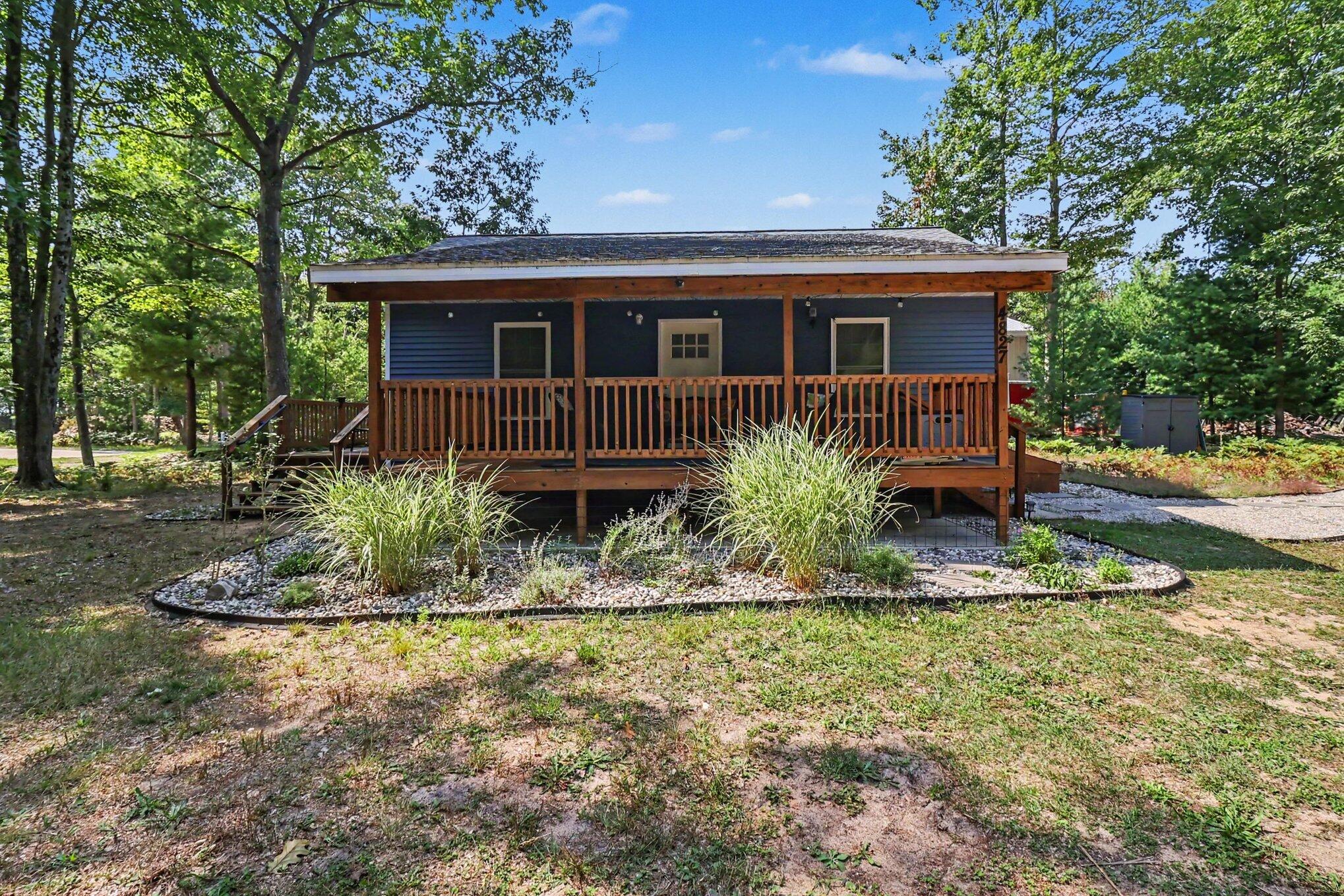 4827 N Pine Avenue Property Photo 1