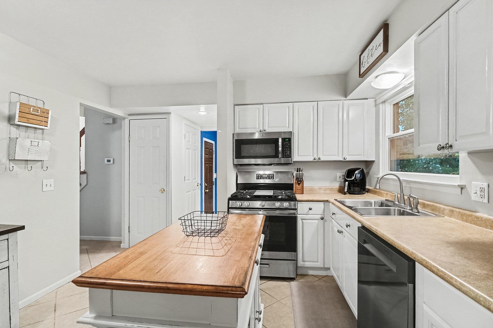 542 Eastlook Drive Property Photo 12
