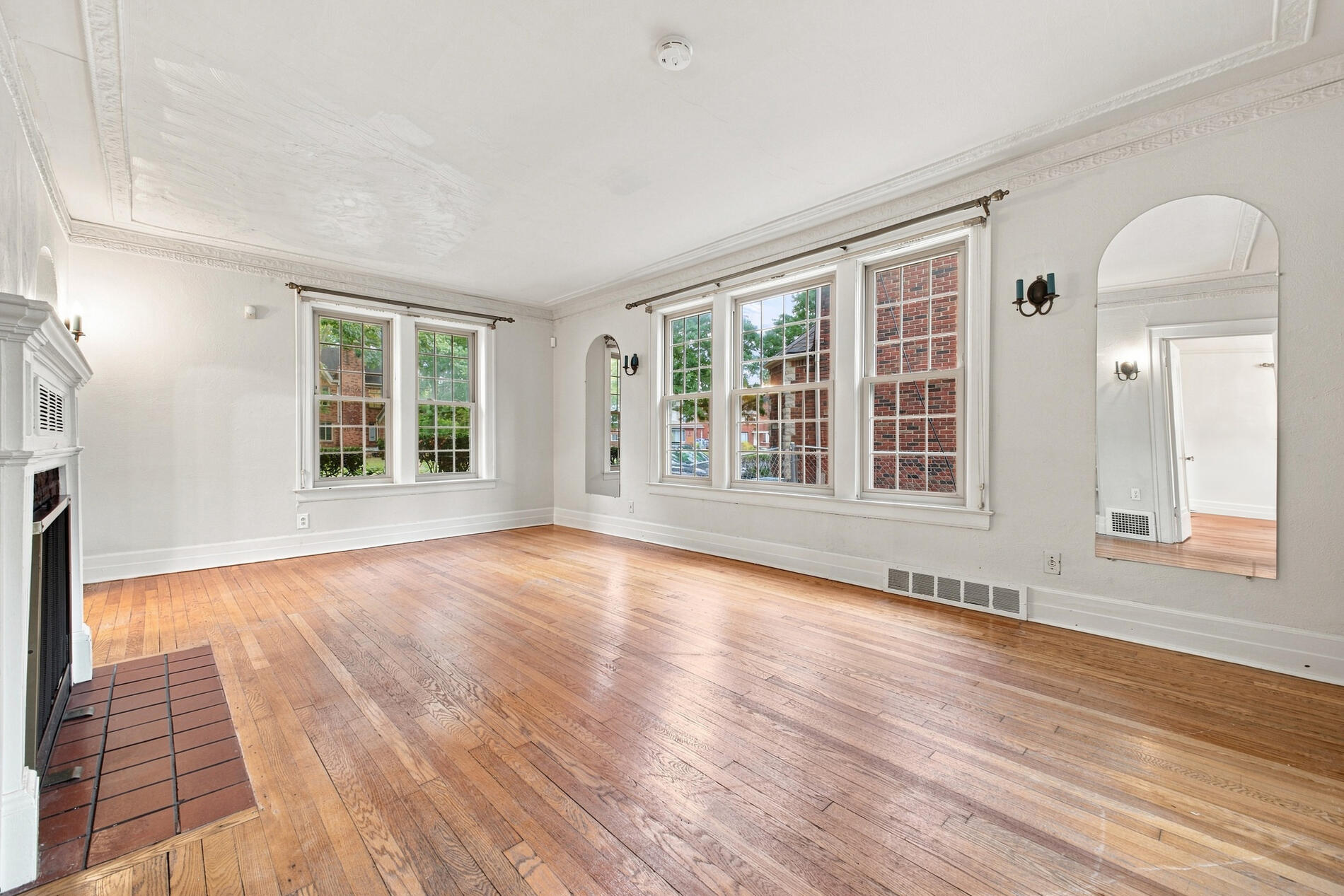 16587 La Salle Avenue Property Photo 3