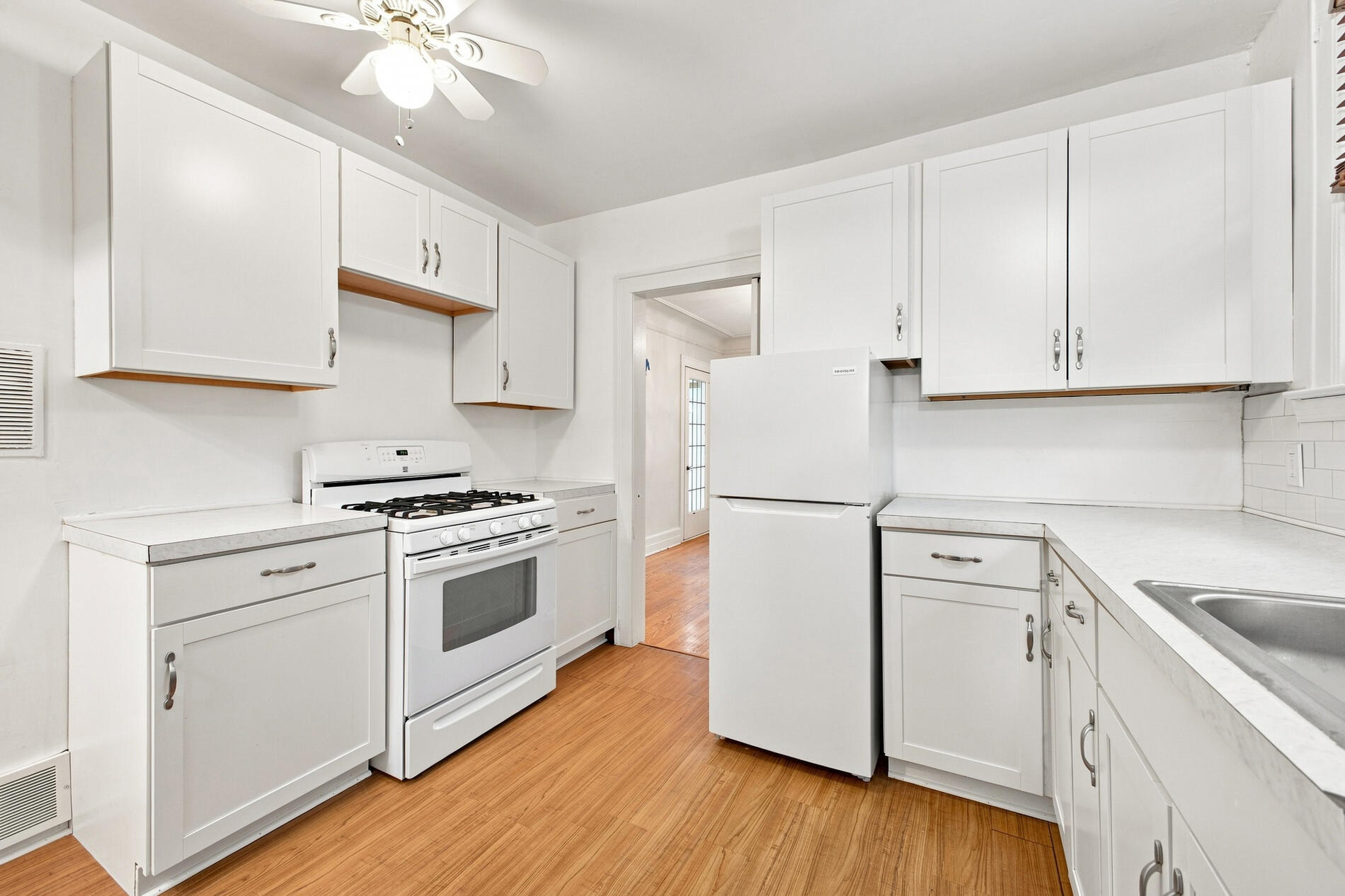 16587 La Salle Avenue Property Photo 9