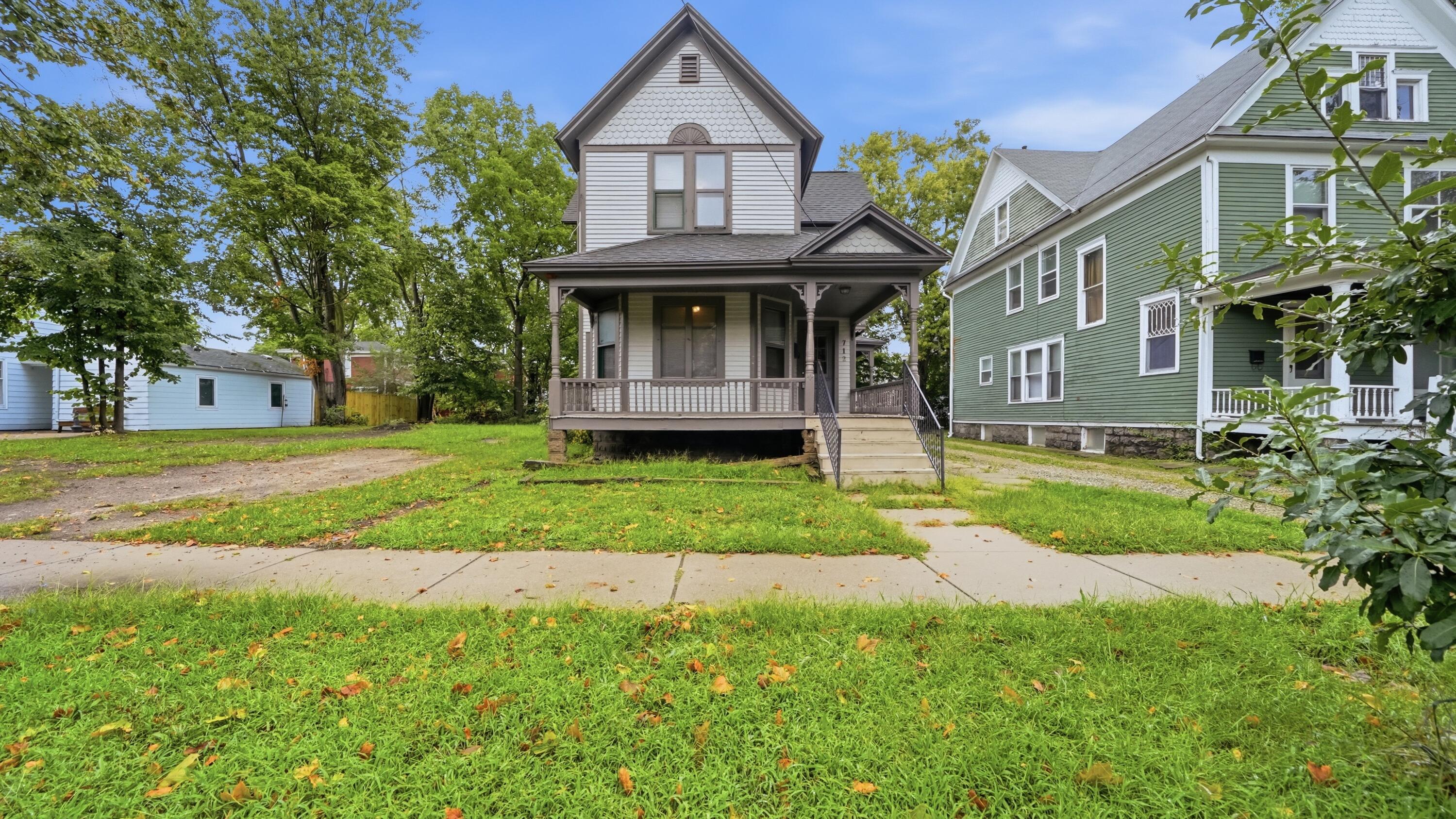 712 W Walnut Street Property Photo 1