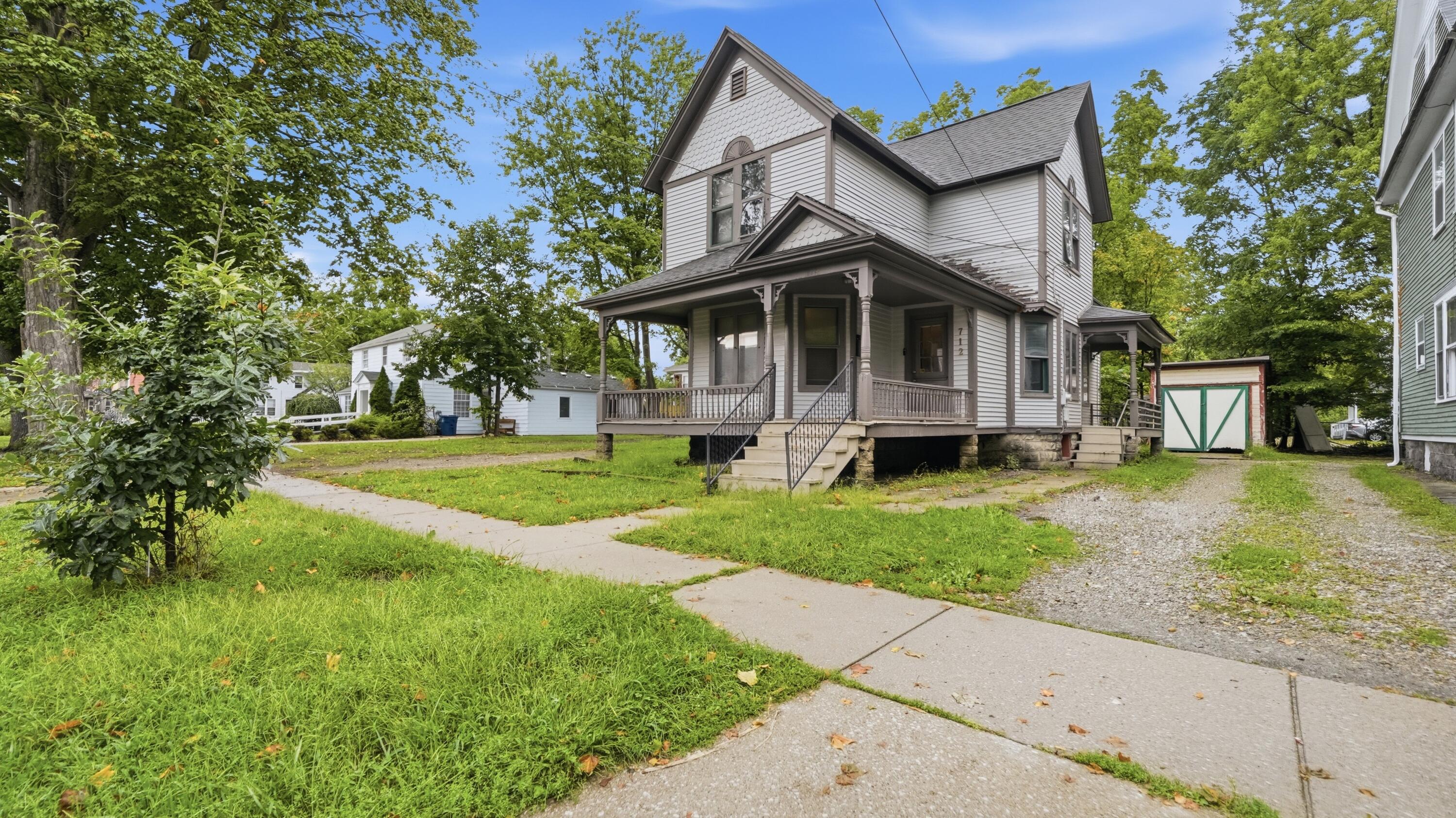 712 W Walnut Street Property Photo 2