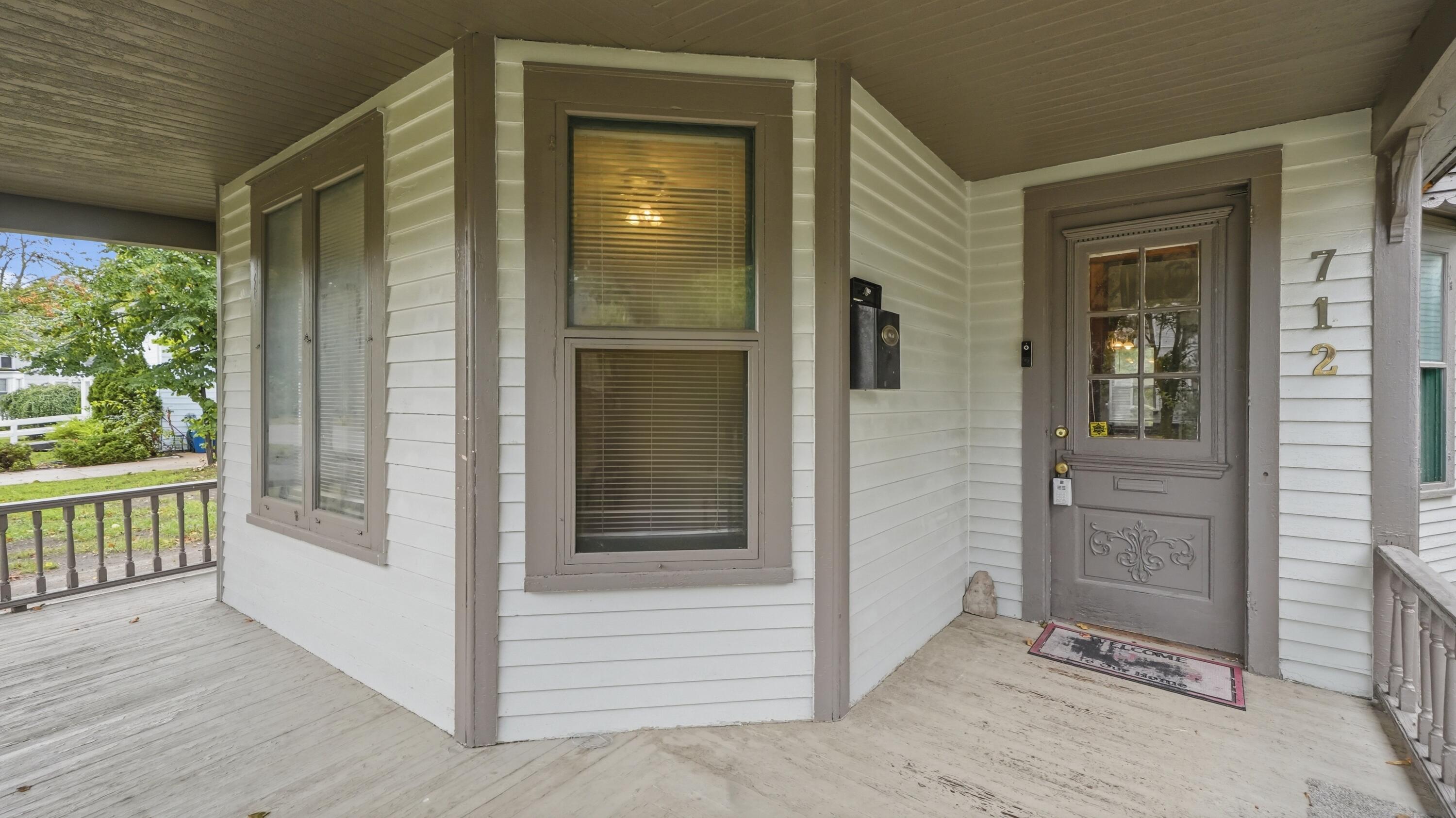 712 W Walnut Street Property Photo 4