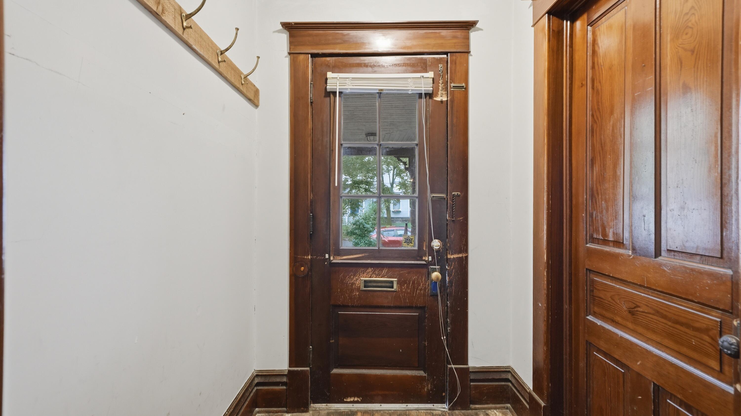 712 W Walnut Street Property Photo 5