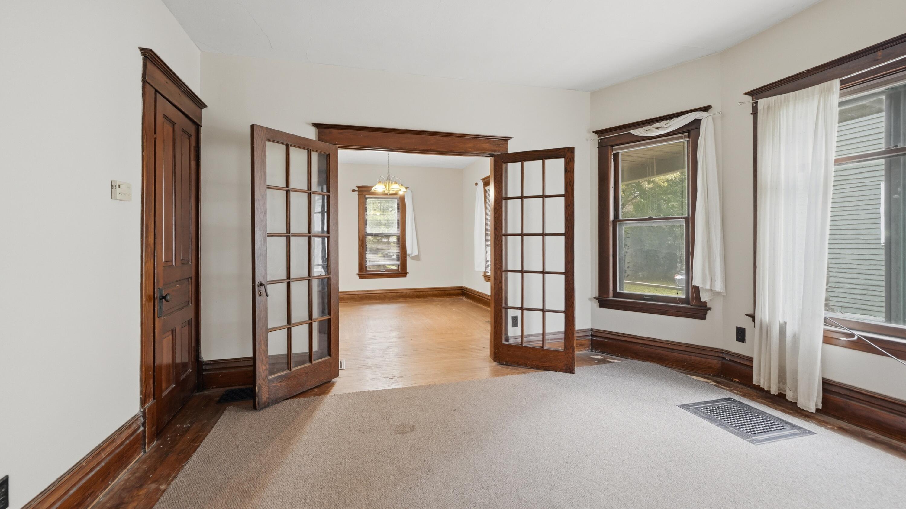 712 W Walnut Street Property Photo 6