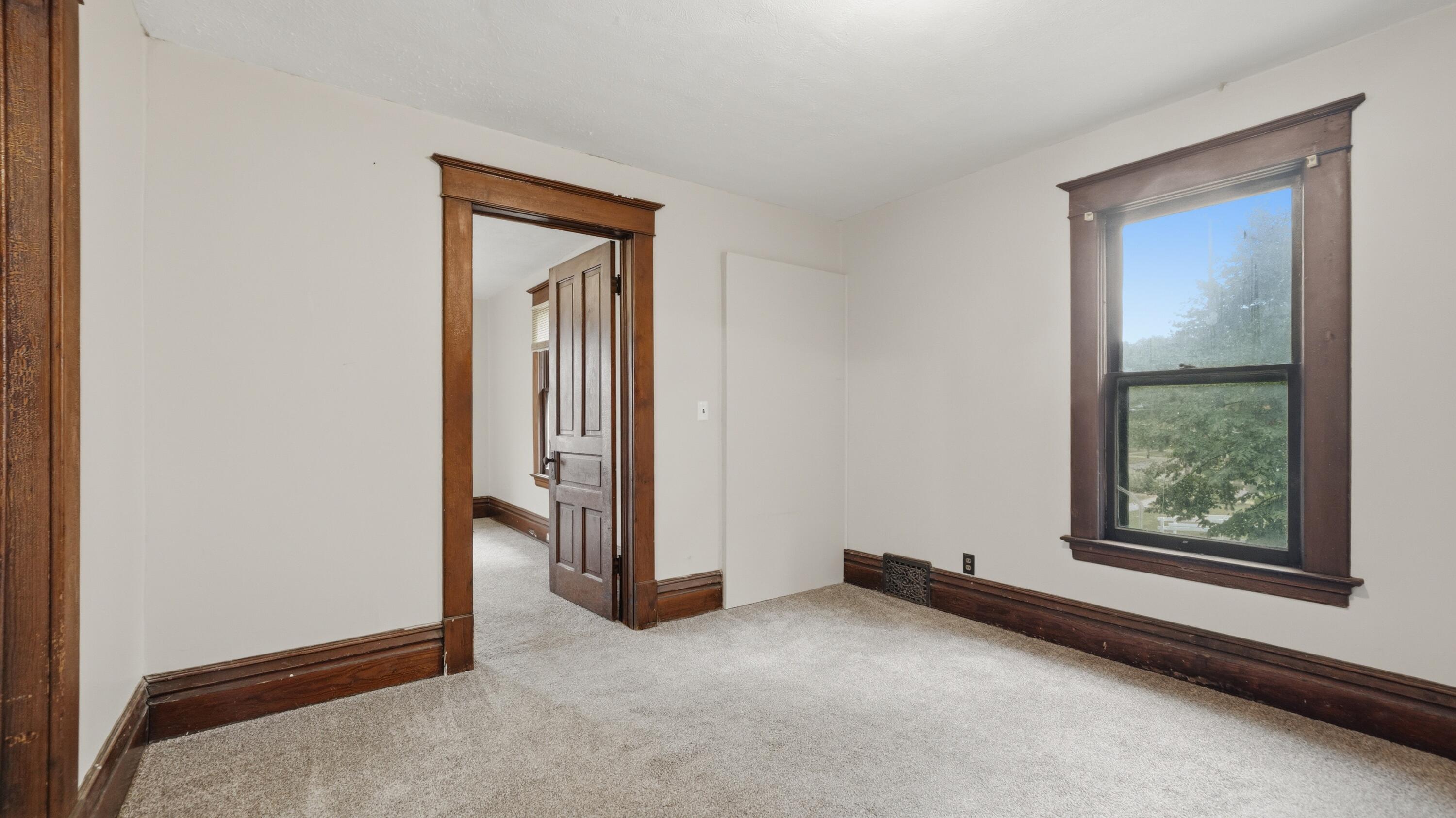 712 W Walnut Street Property Photo 18