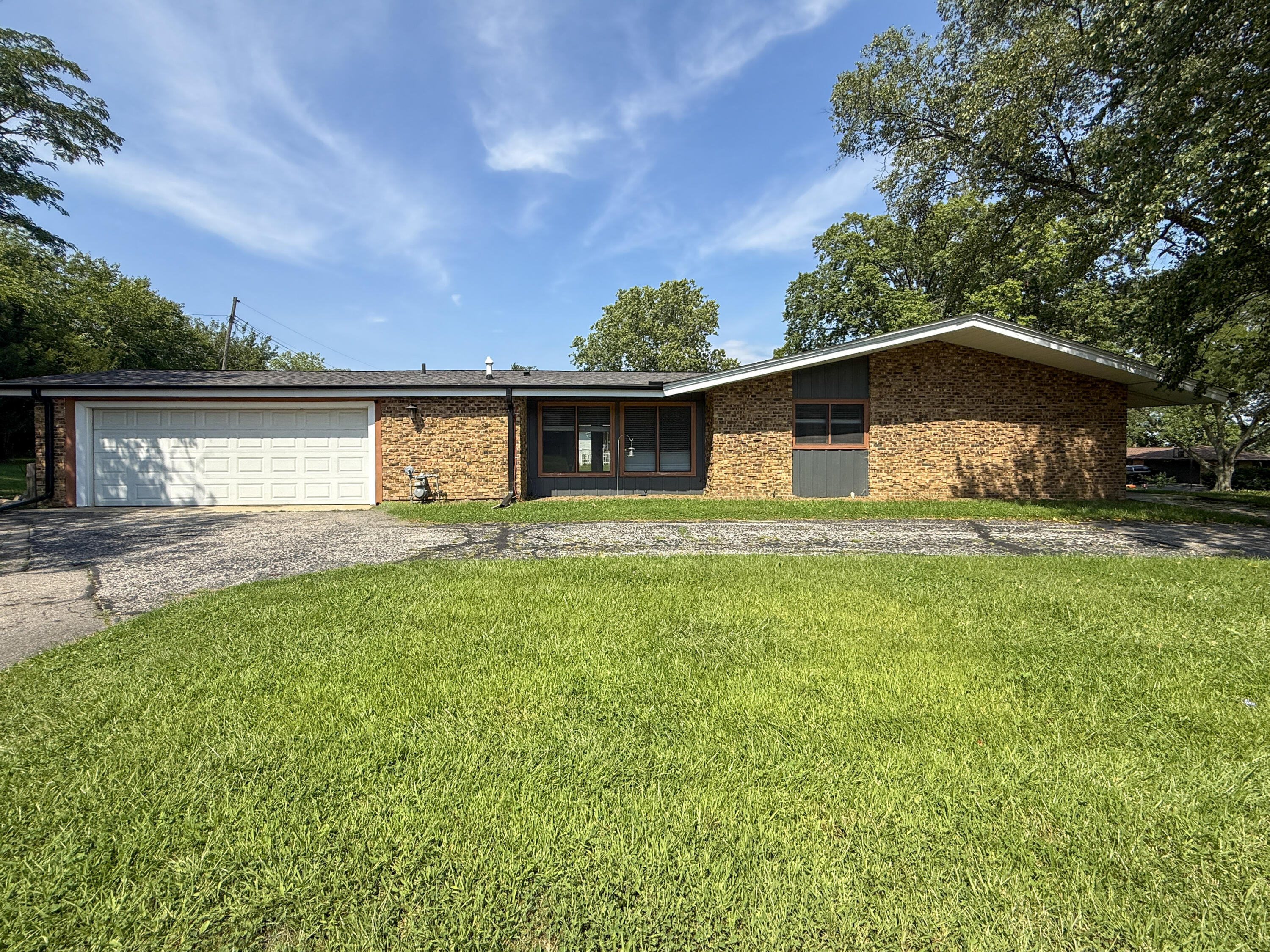 820 Iroquois Trail Property Photo 1