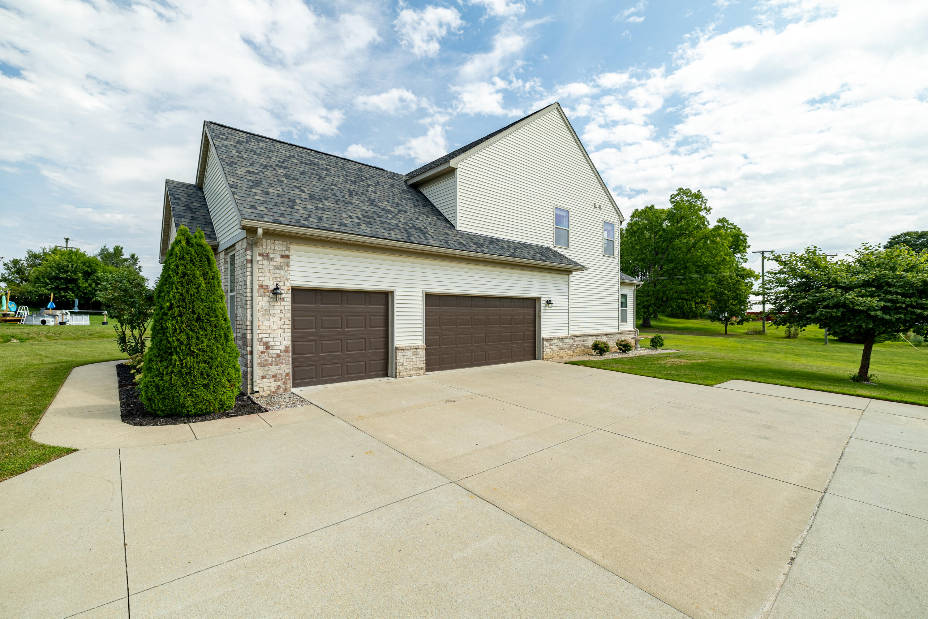 672 Meadow Hill Road Property Photo 2