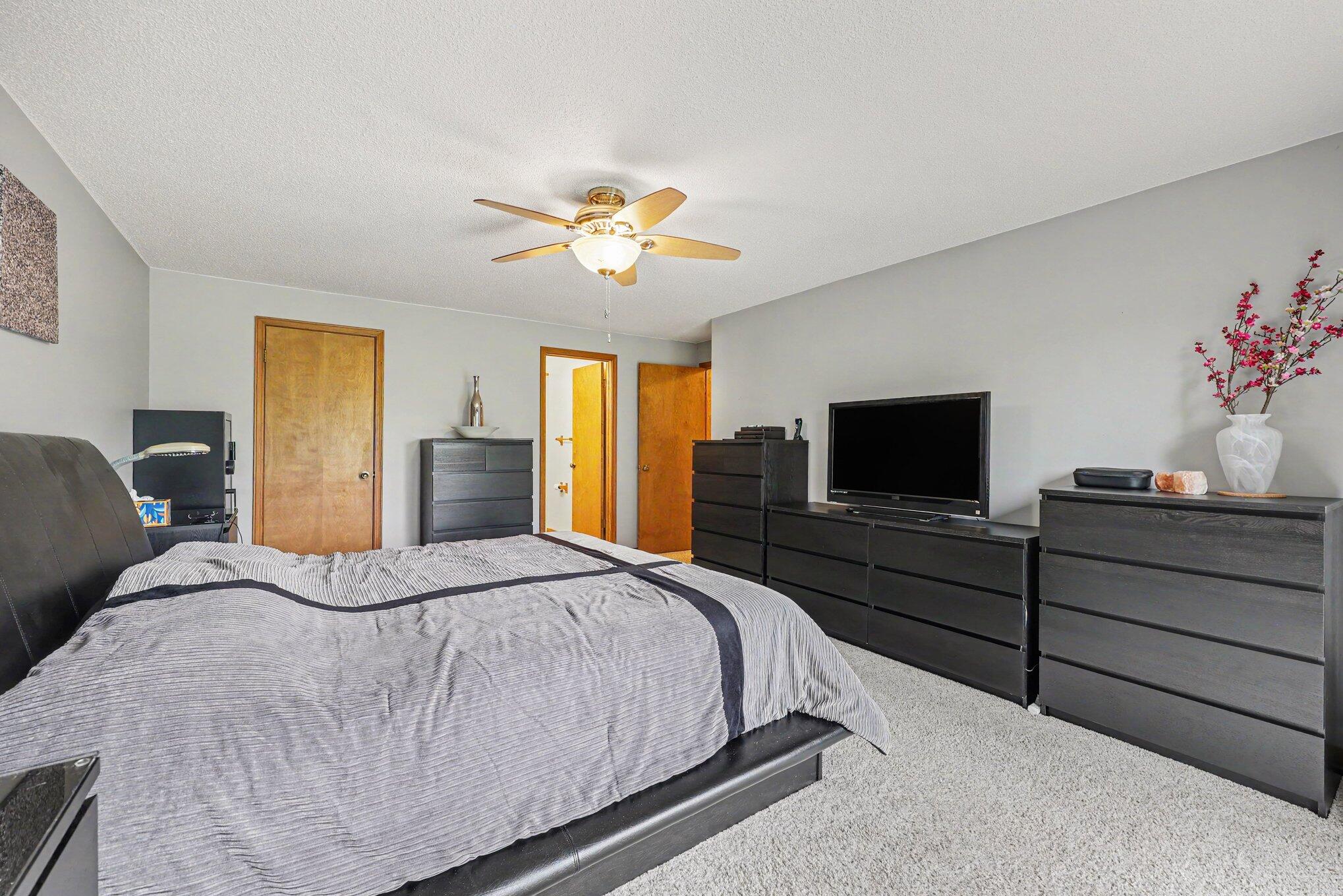 2541 Struthers Road Property Photo 11