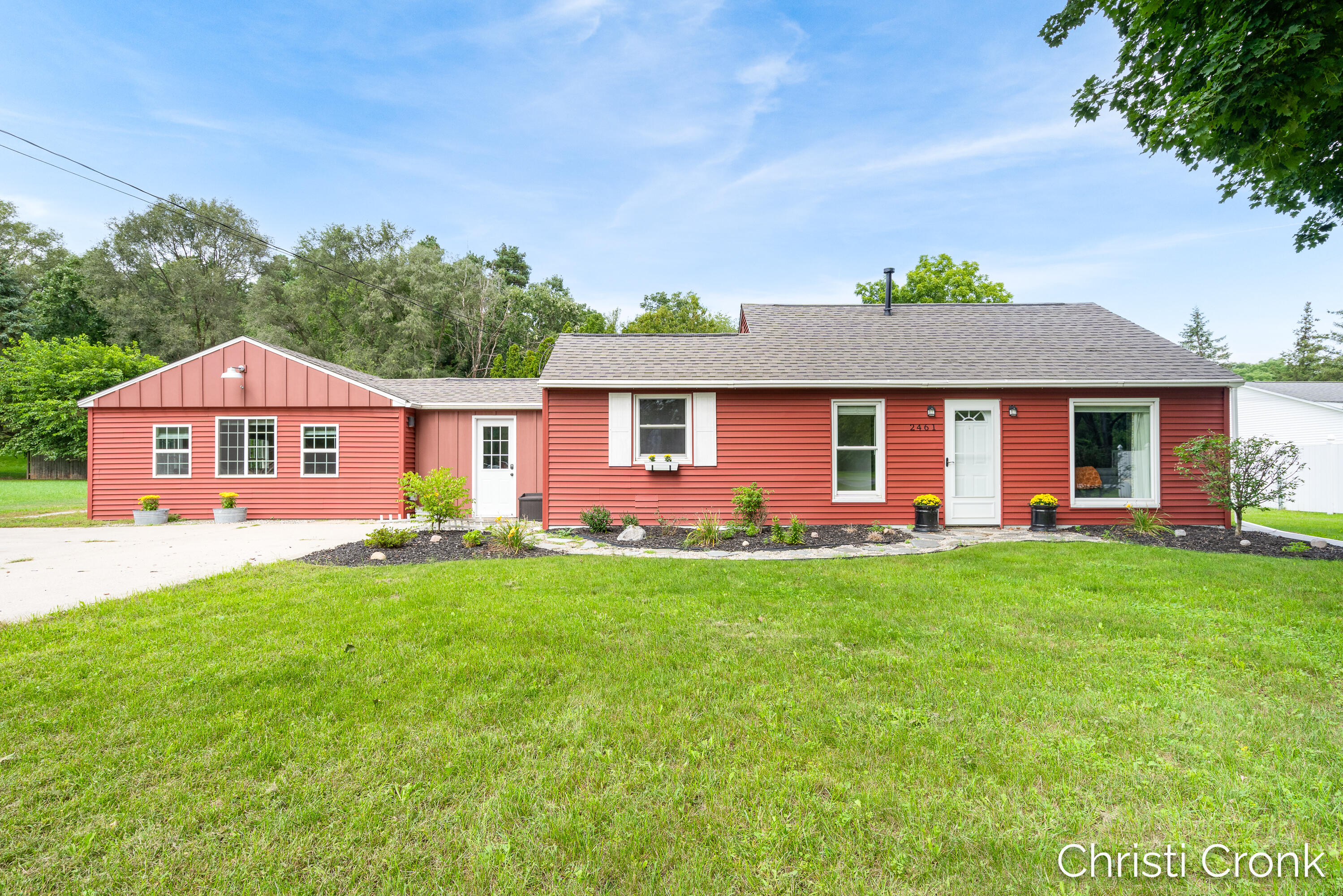 2461 Rogue River Road Ne Property Photo 1