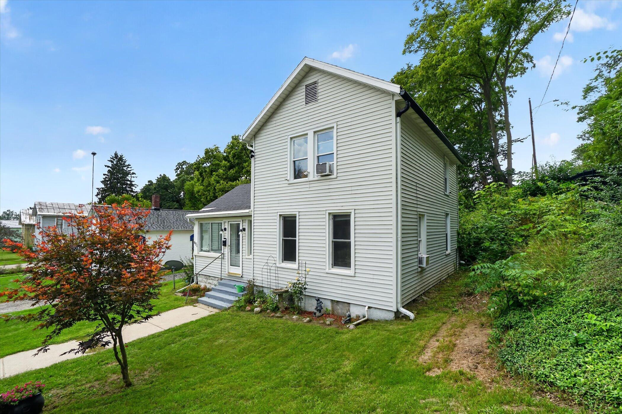 671 N Jackson Street Property Photo 3