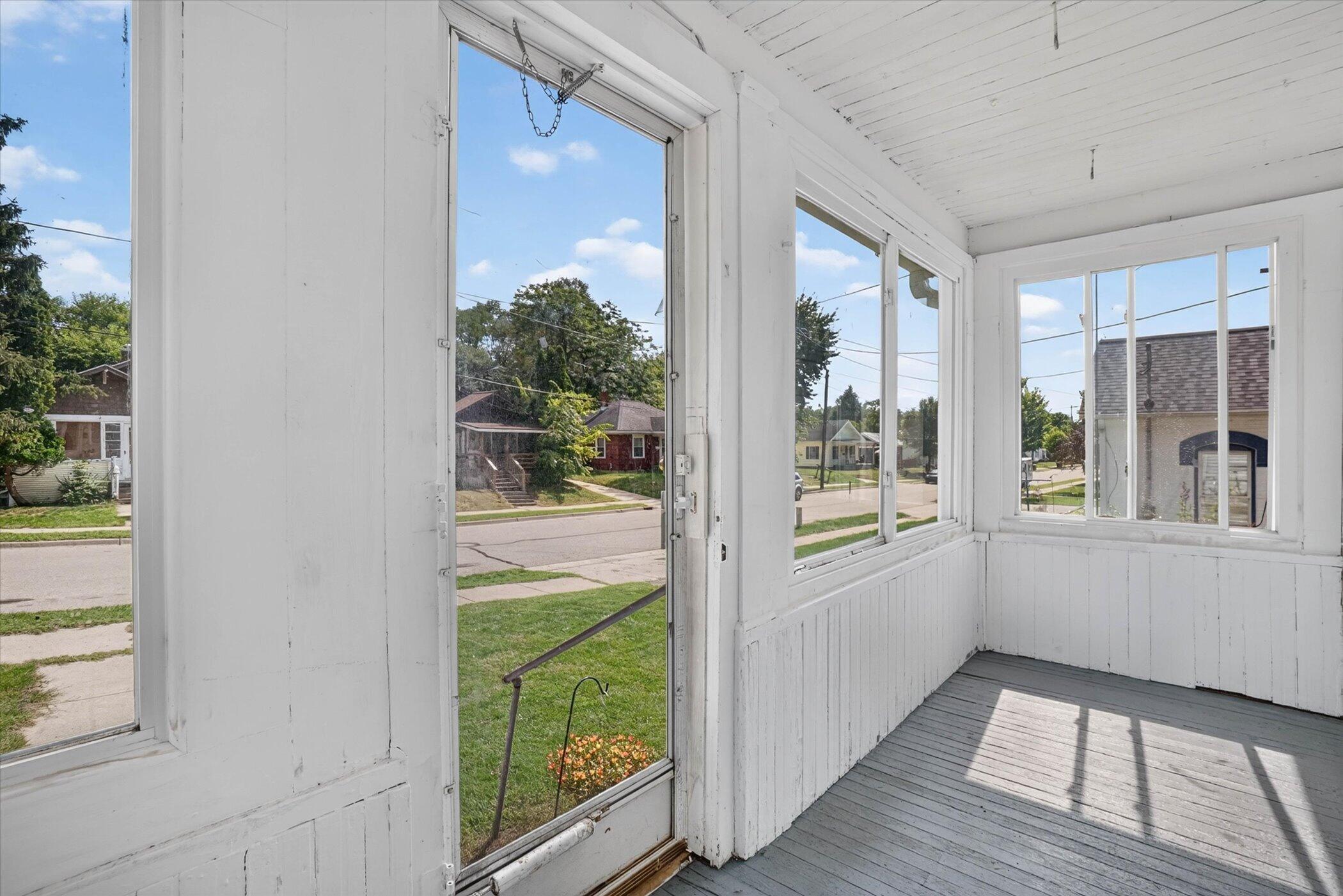 671 N Jackson Street Property Photo 4