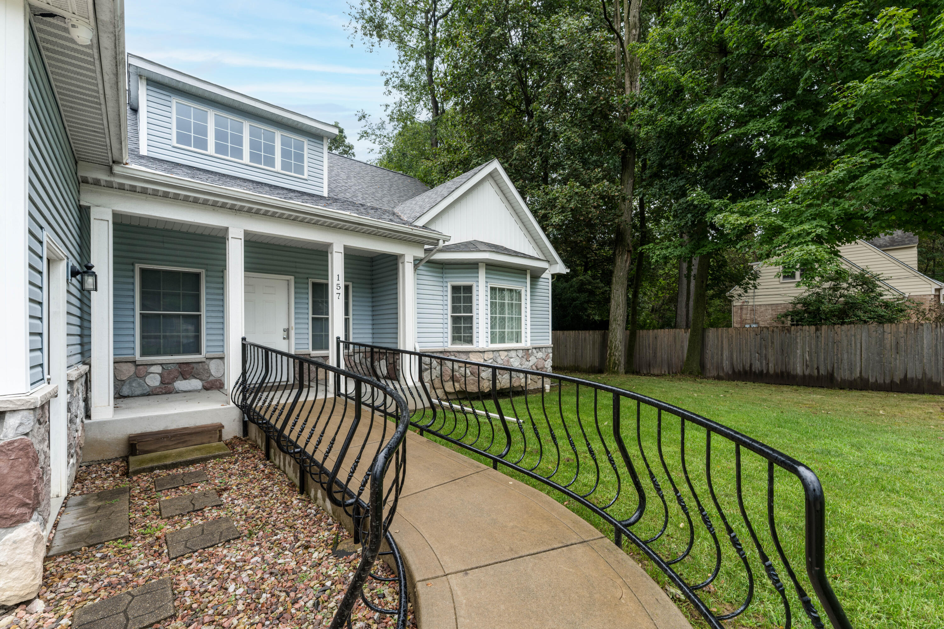 157 Silverbrook Avenue Property Photo 2