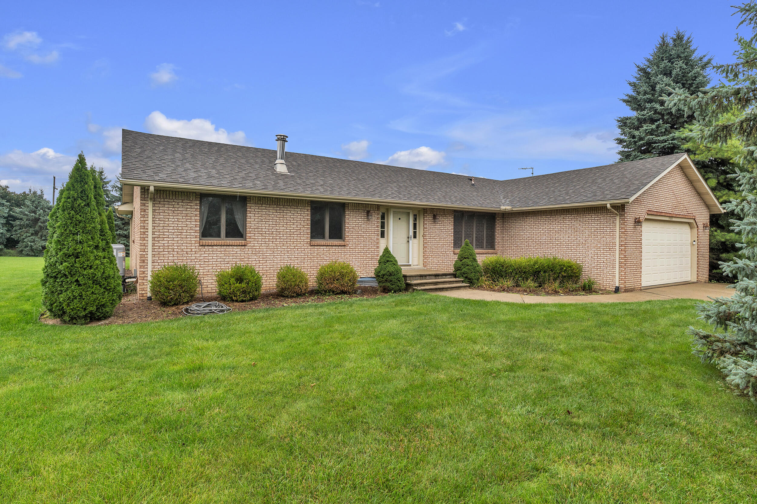 9083 Warner Road Property Photo 4
