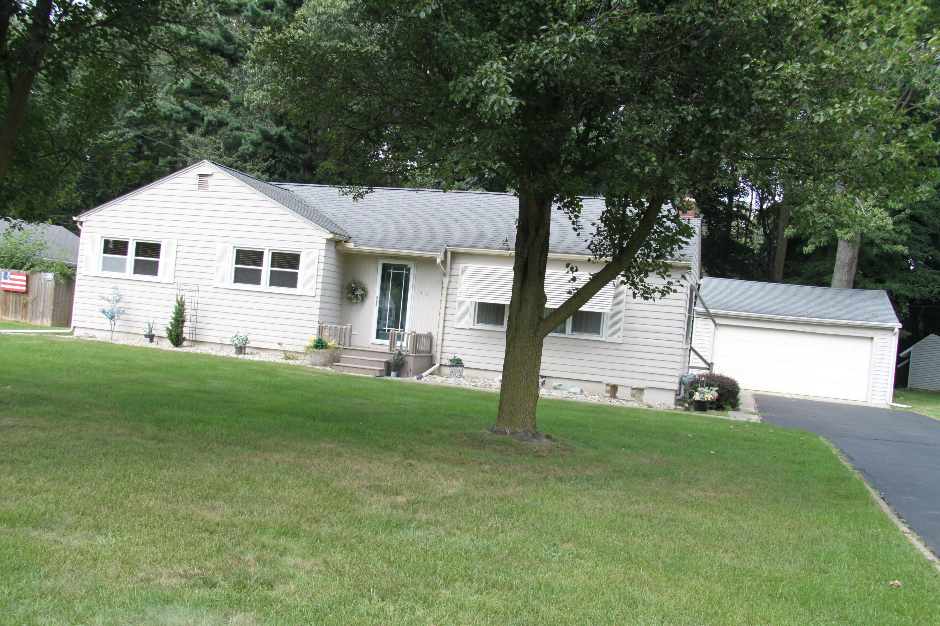1416 Larrys Drive Property Photo 1