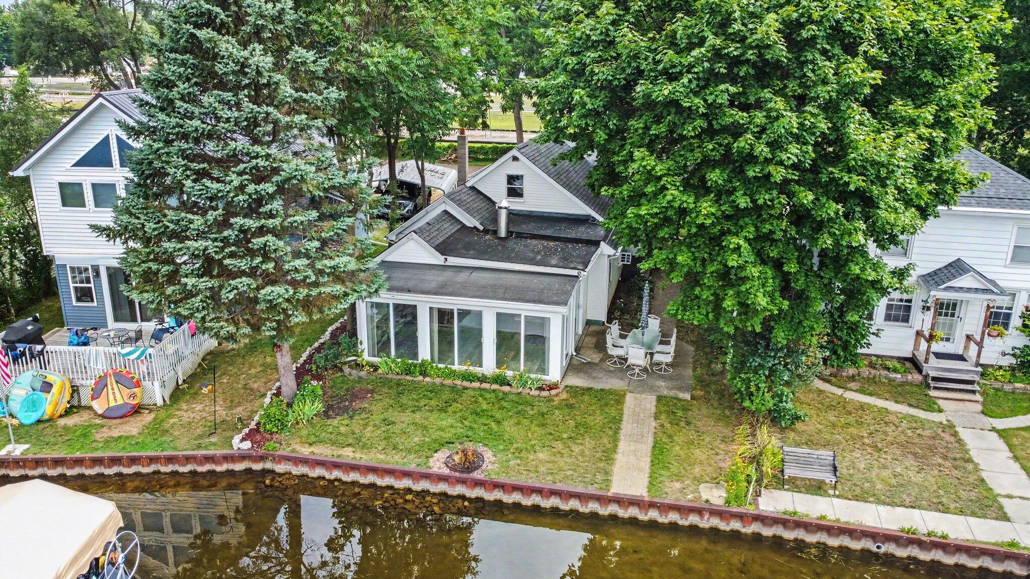 231 N Lakeside Drive Property Photo 1