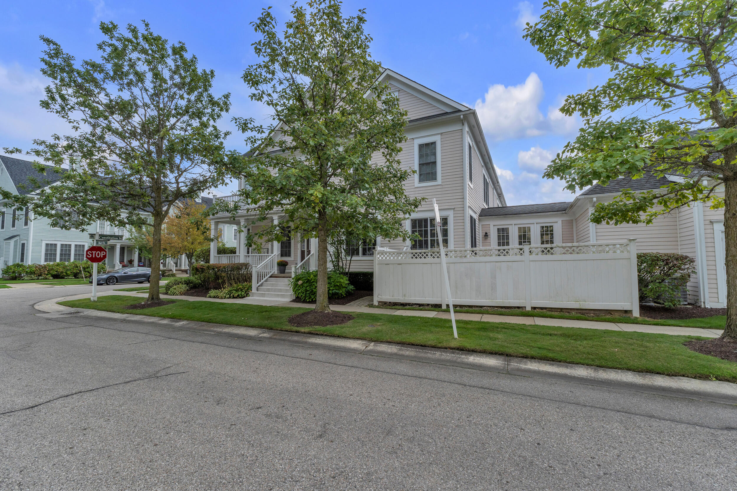 594 Constitution Street Property Photo 3