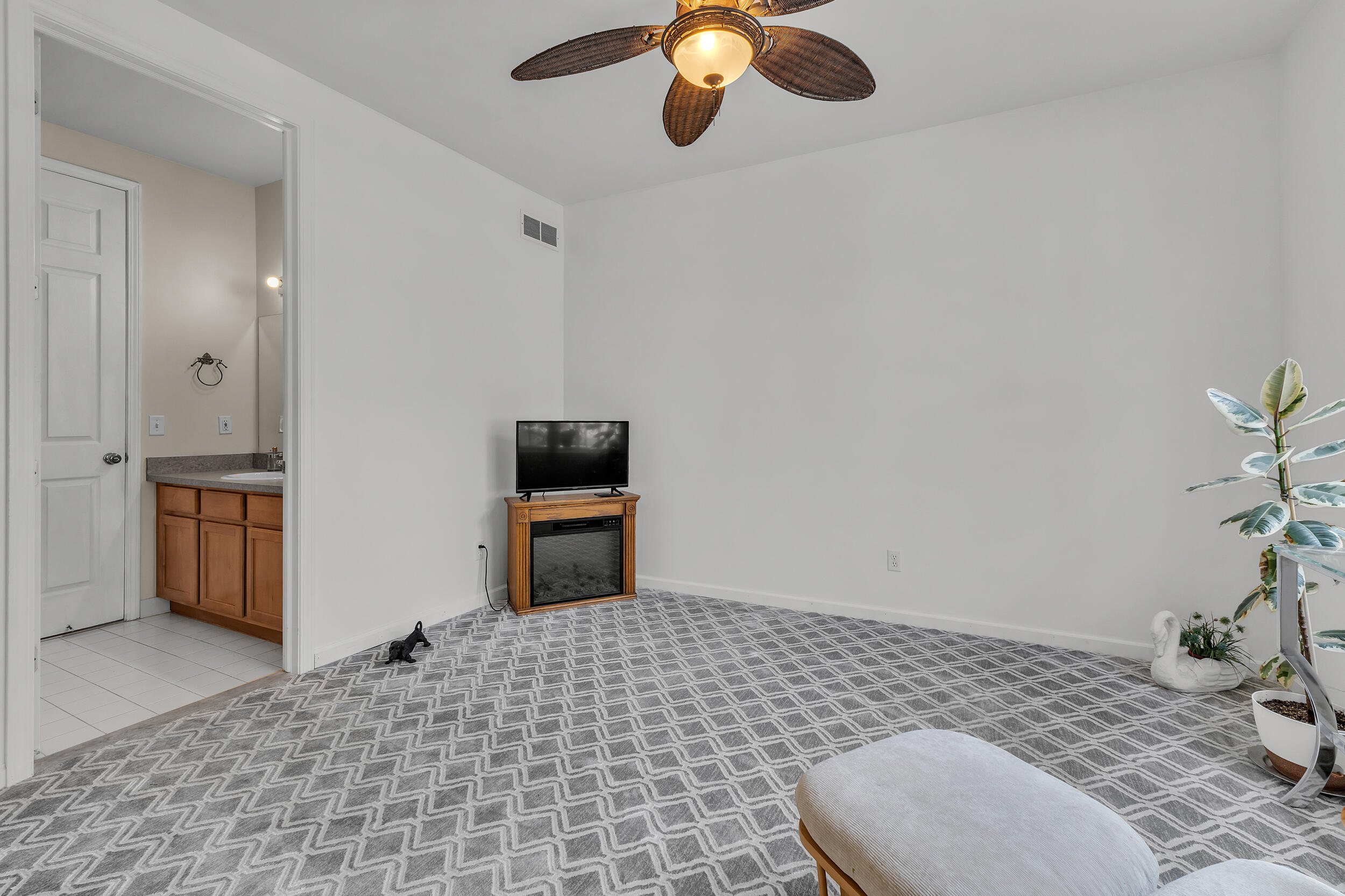 594 Constitution Street Property Photo 10