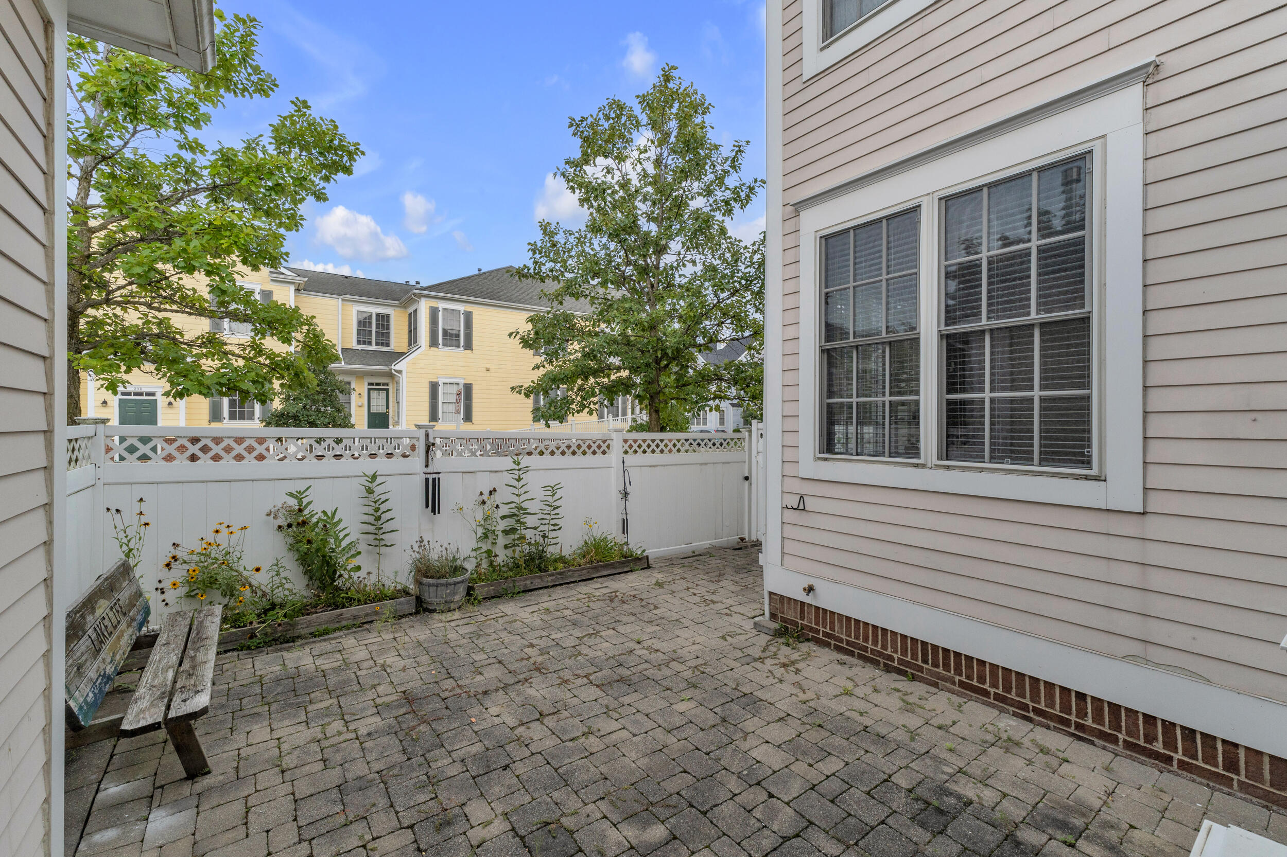 594 Constitution Street Property Photo 41