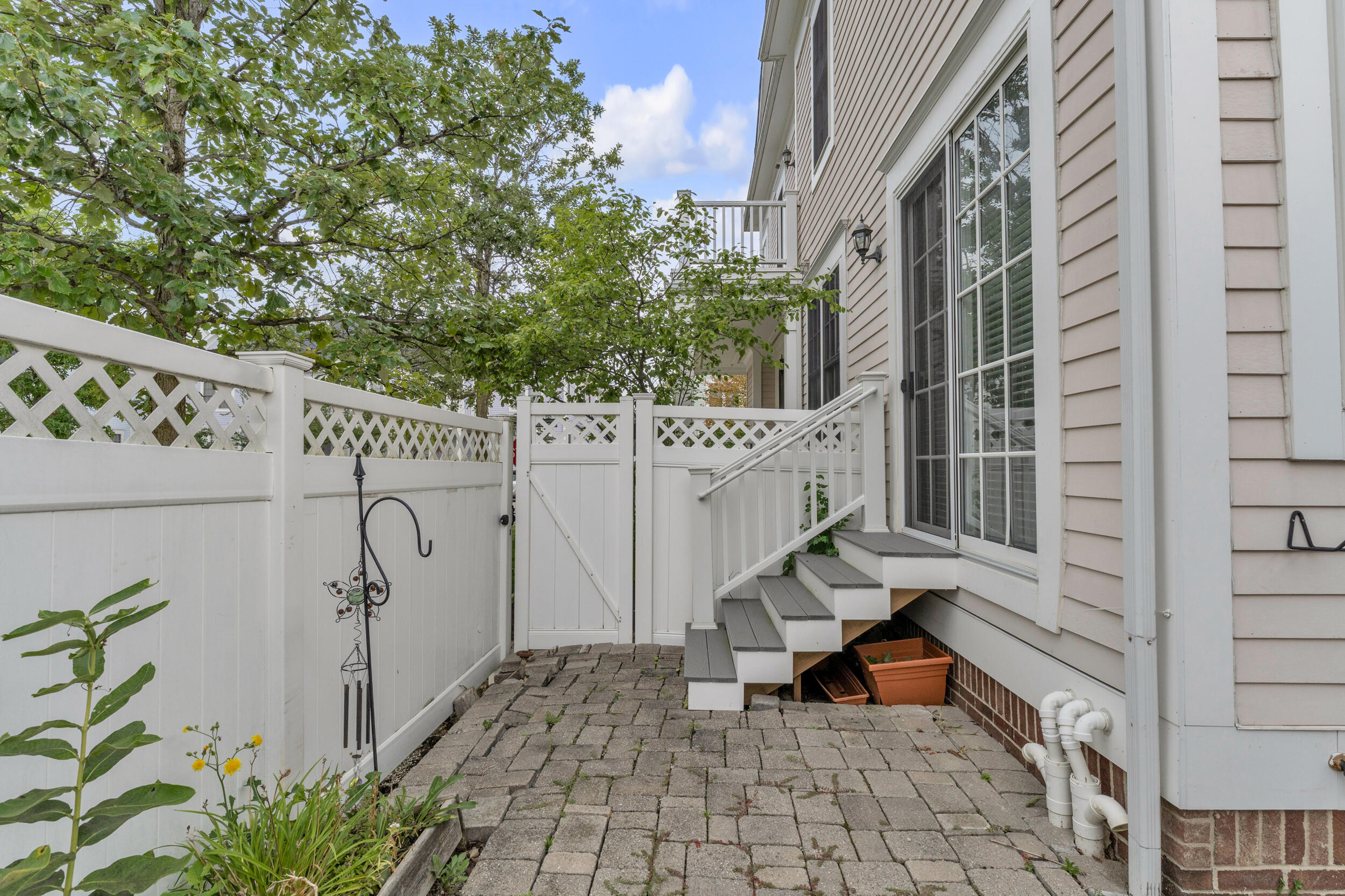 594 Constitution Street Property Photo 44