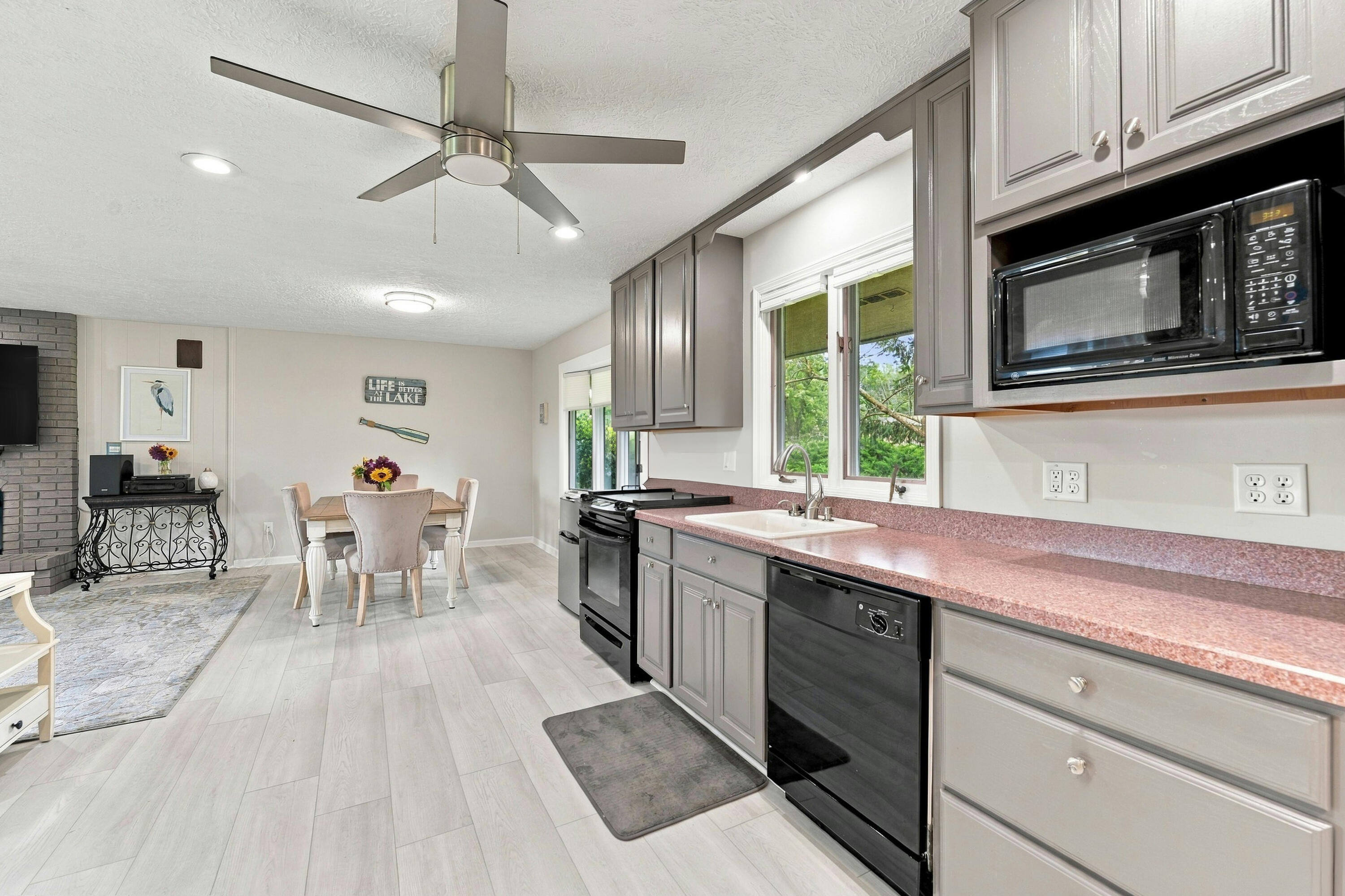 10226 Tomkinson Drive Property Photo 4