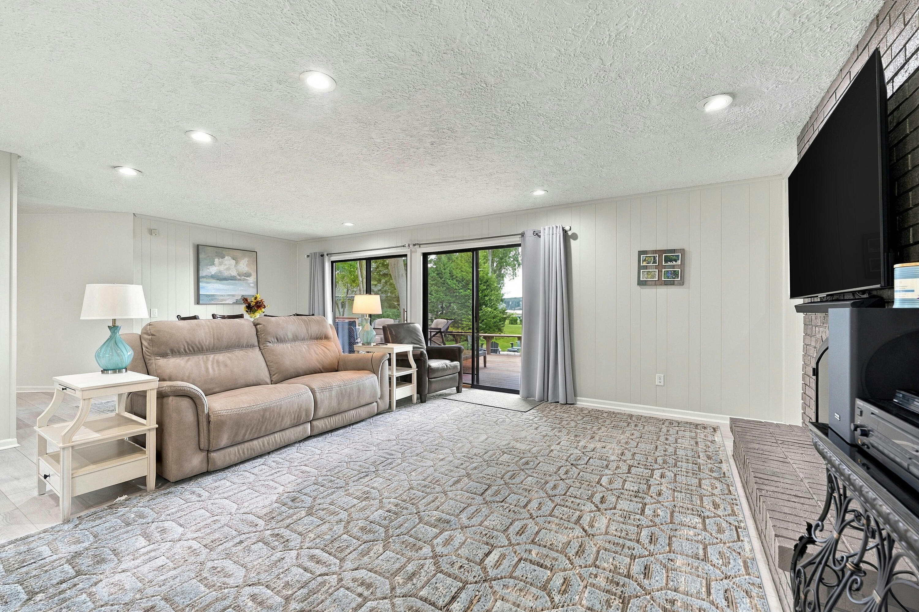 10226 Tomkinson Drive Property Photo 8