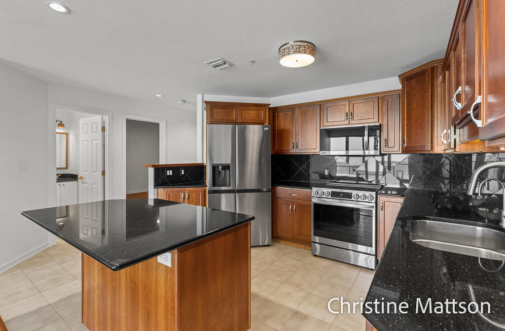 2964 Lakeshore Drive E702 Property Photo 12