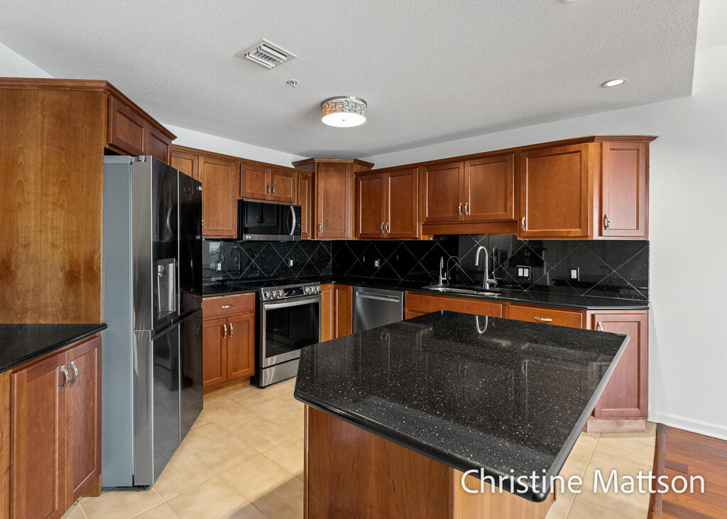 2964 Lakeshore Drive E702 Property Photo 13