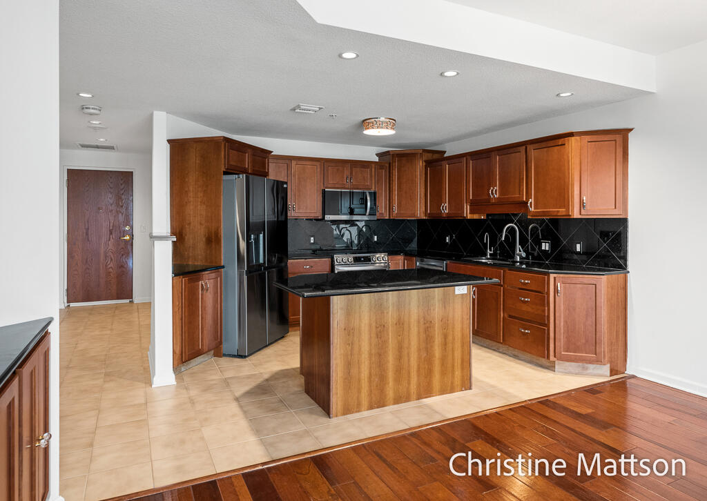 2964 Lakeshore Drive E702 Property Photo 16