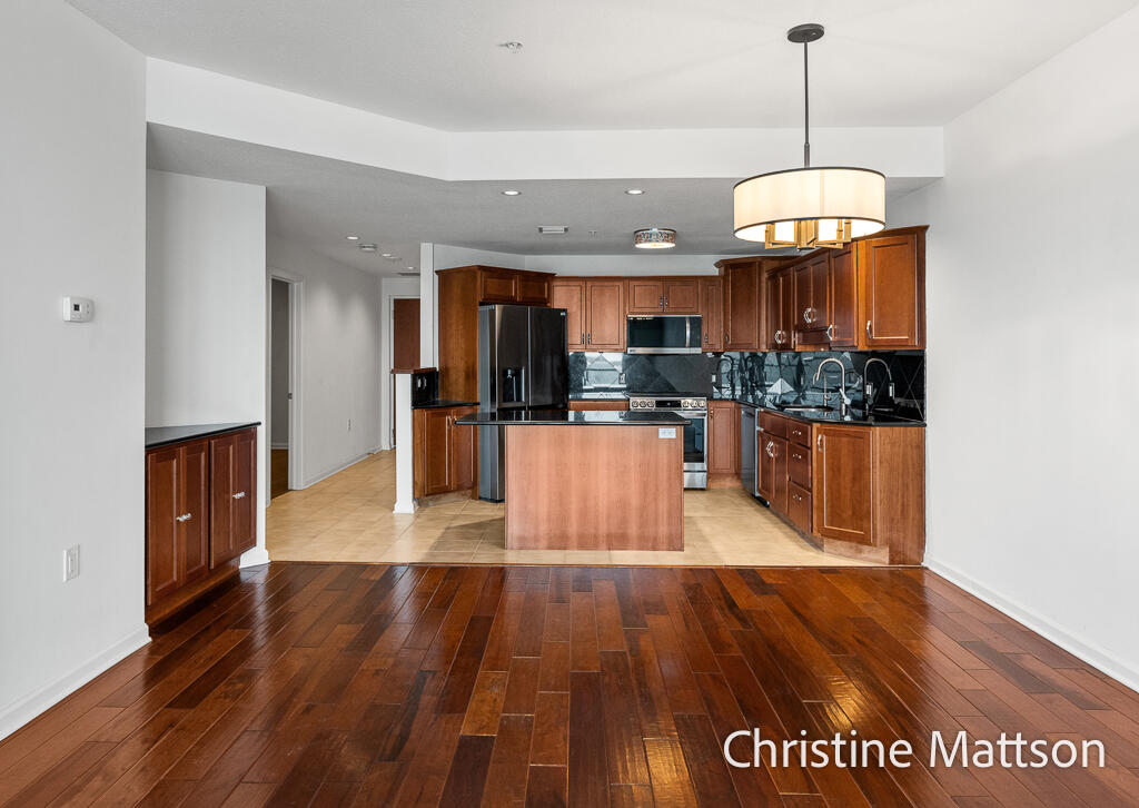 2964 Lakeshore Drive E702 Property Photo 17